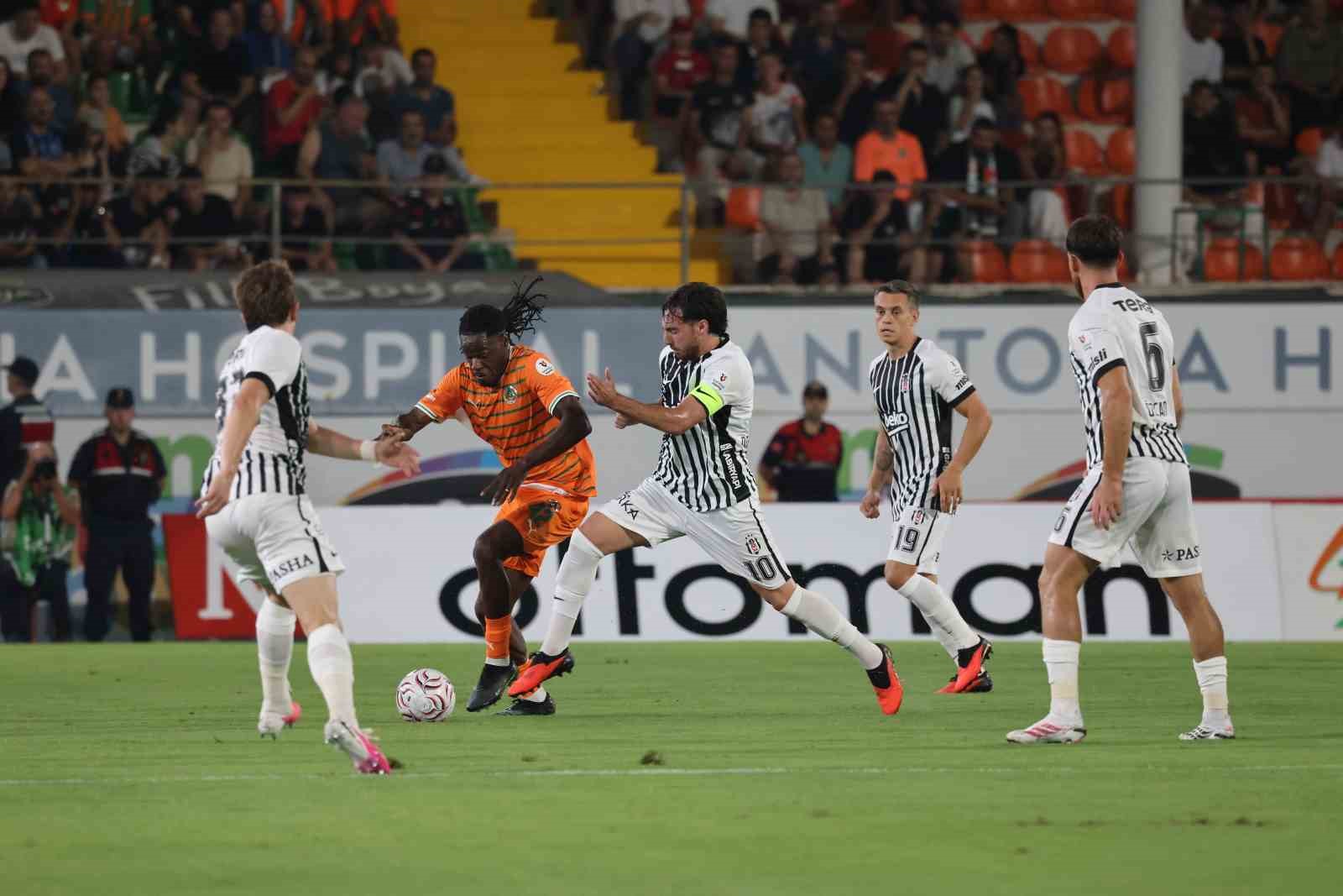 Trendyol Süper Lig: Corendon Alanyaspor: 0 - Beşiktaş: 0 (İlk yarı)