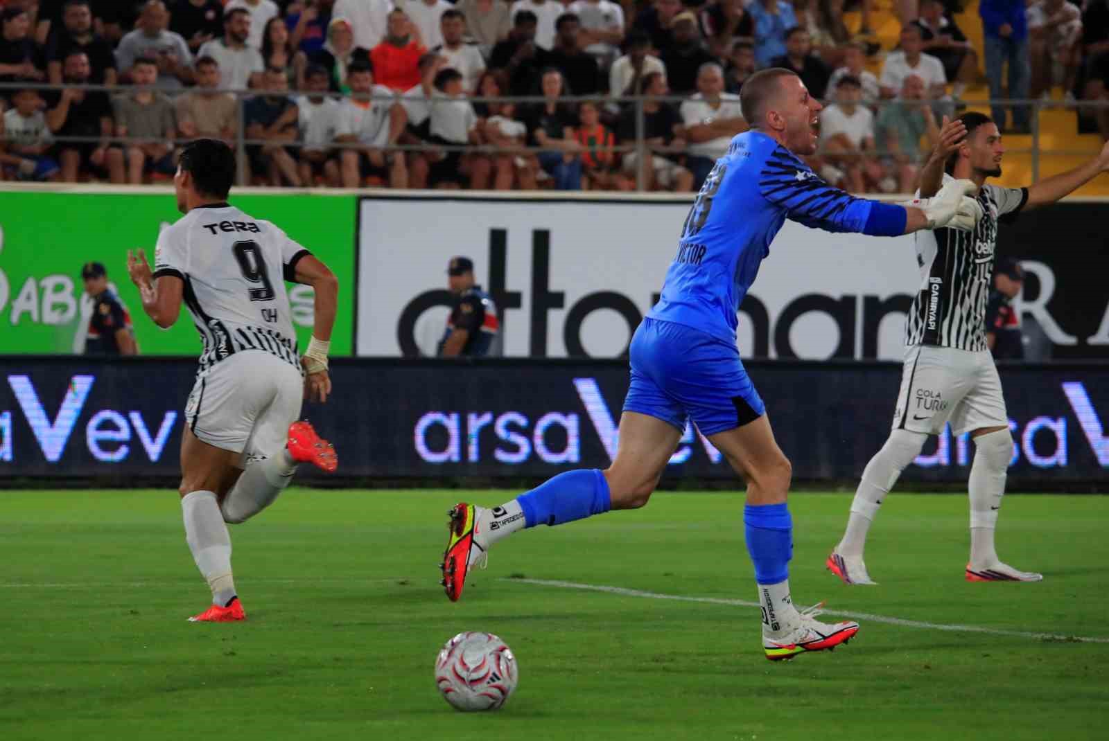Trendyol Süper Lig: Corendon Alanyaspor: 0 - Beşiktaş: 0 (İlk yarı)