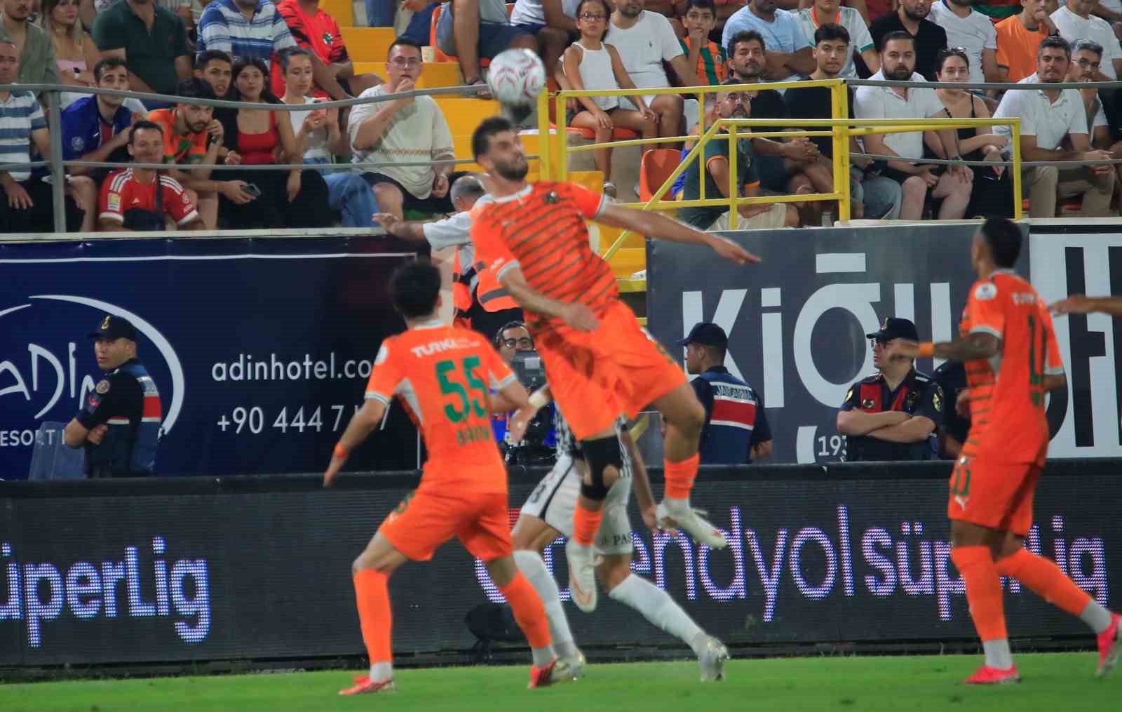 Trendyol Süper Lig: Corendon Alanyaspor: 0 - Beşiktaş: 0 (İlk yarı)