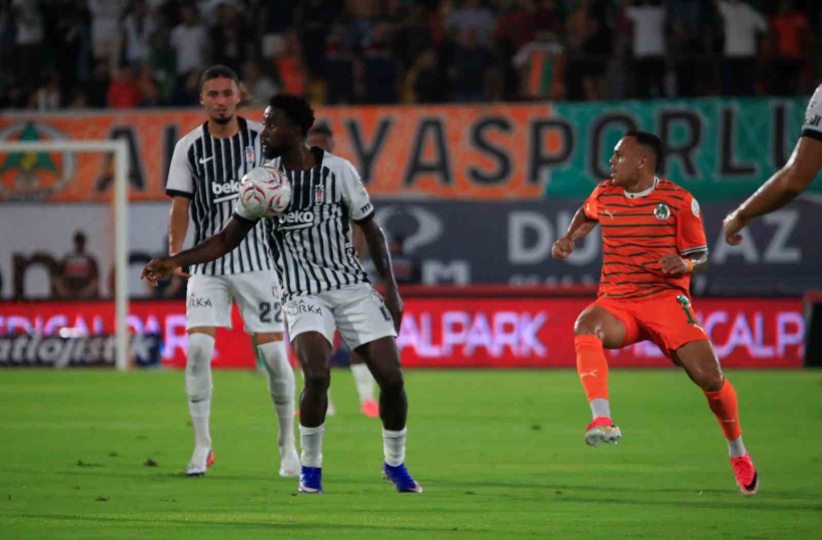 Trendyol Süper Lig: Corendon Alanyaspor: 0 - Beşiktaş: 0 (İlk yarı)
