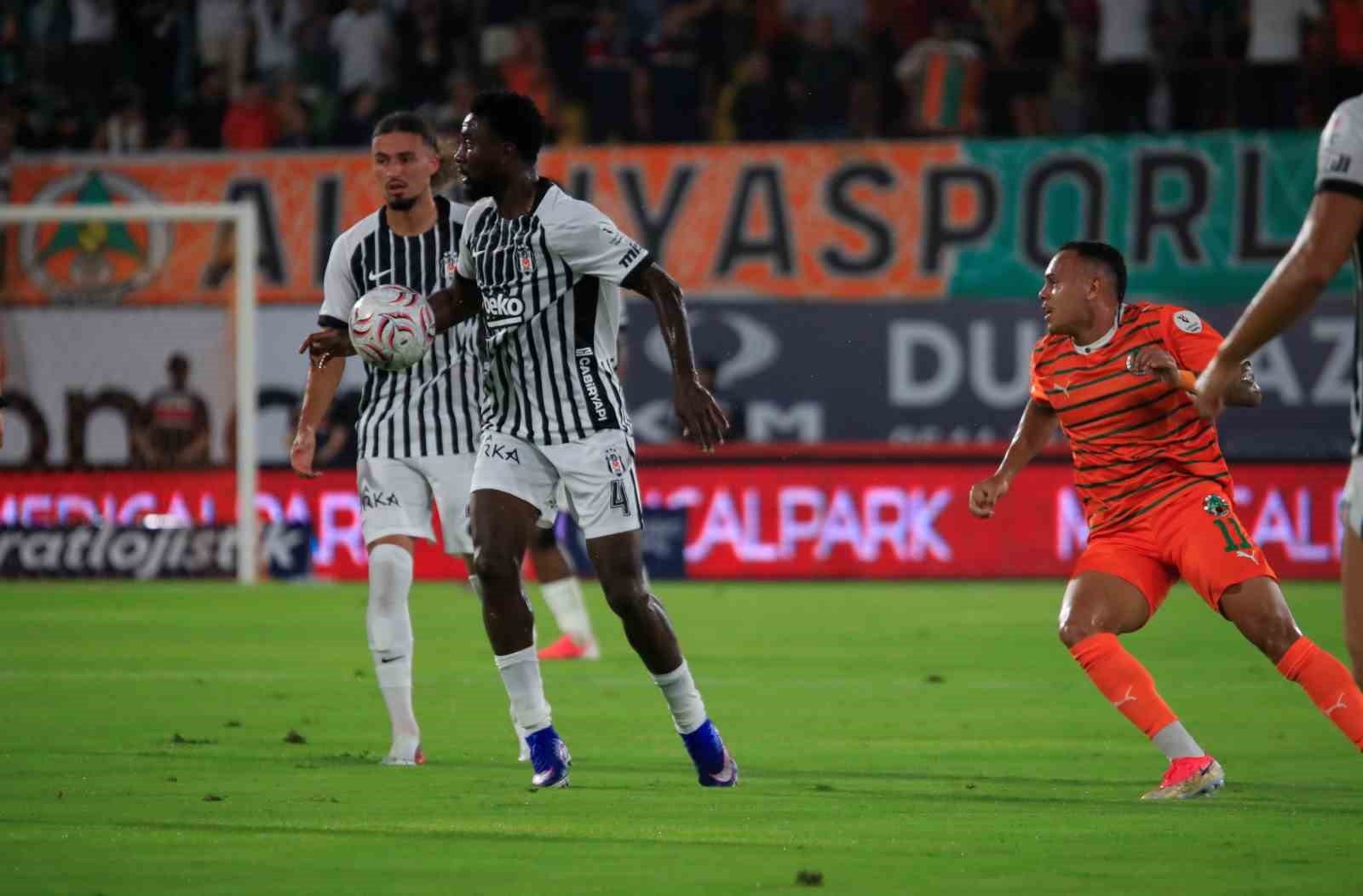 Trendyol Süper Lig: Corendon Alanyaspor: 0 - Beşiktaş: 0 (İlk yarı)