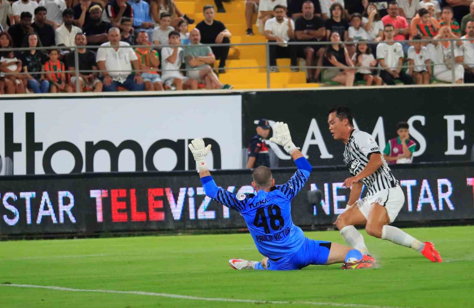 Trendyol Süper Lig: Corendon Alanyaspor: 0 - Beşiktaş: 0 (İlk yarı)