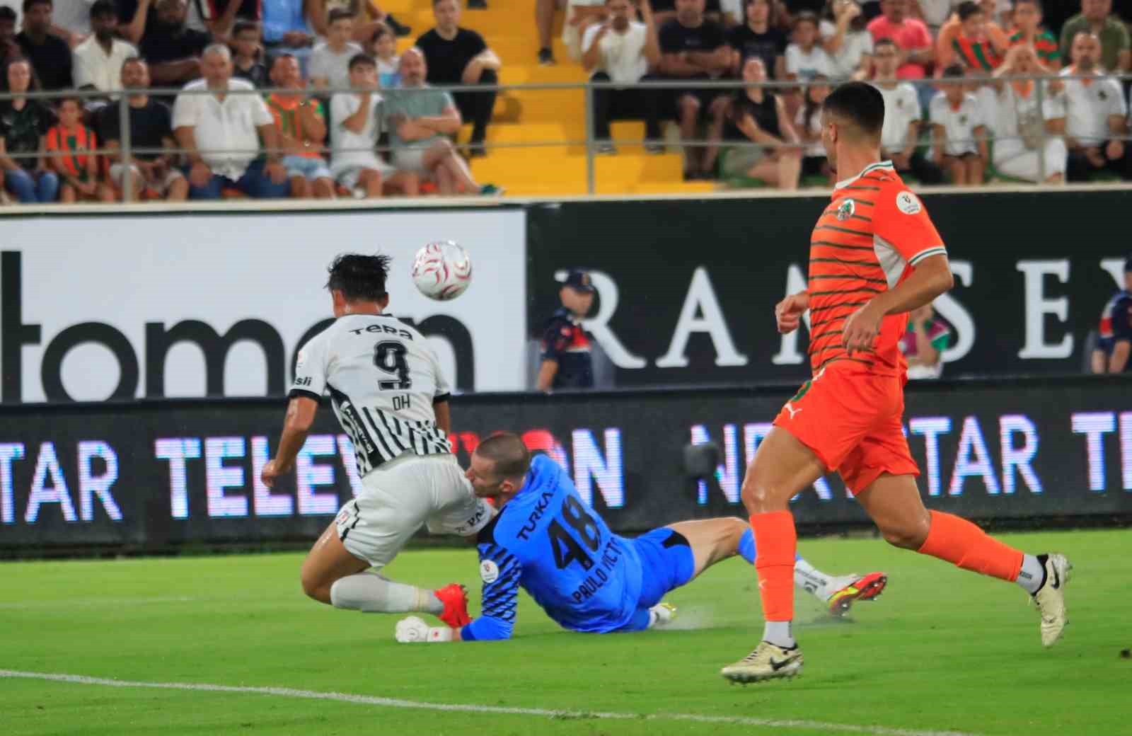 Trendyol Süper Lig: Corendon Alanyaspor: 0 - Beşiktaş: 0 (İlk yarı)