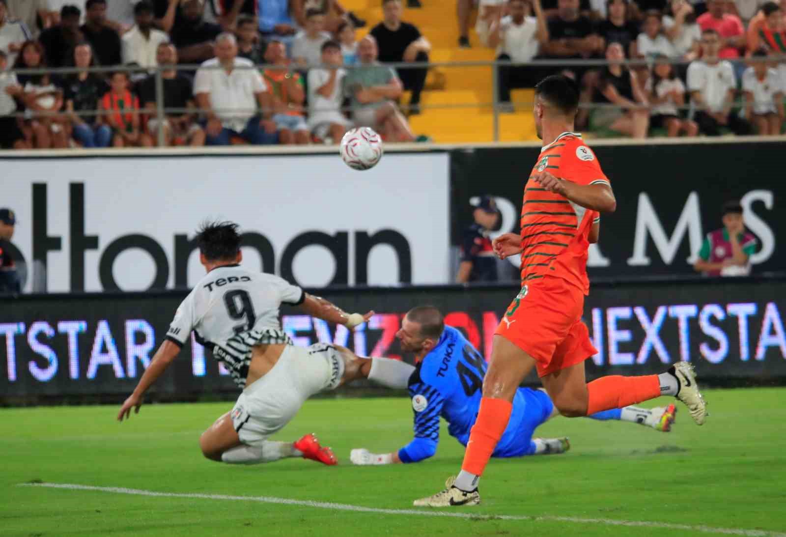 Trendyol Süper Lig: Corendon Alanyaspor: 0 - Beşiktaş: 0 (İlk yarı)