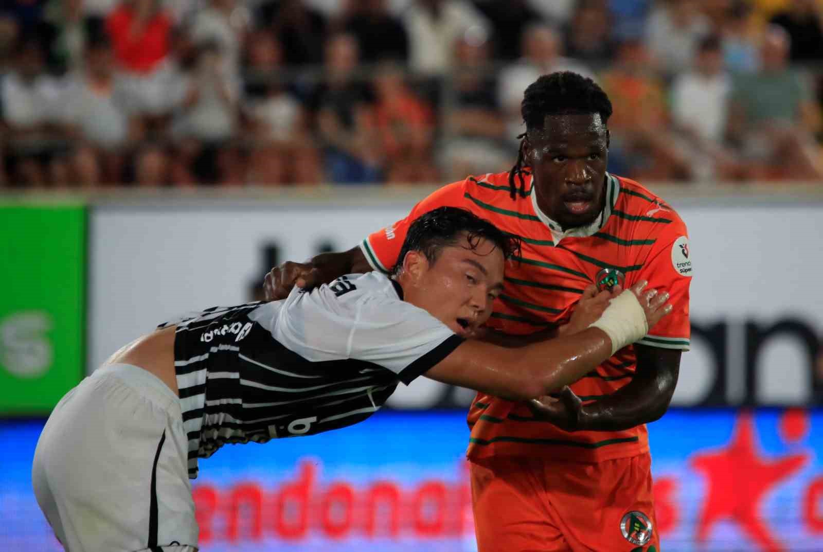 Trendyol Süper Lig: Corendon Alanyaspor: 0 - Beşiktaş: 0 (İlk yarı)