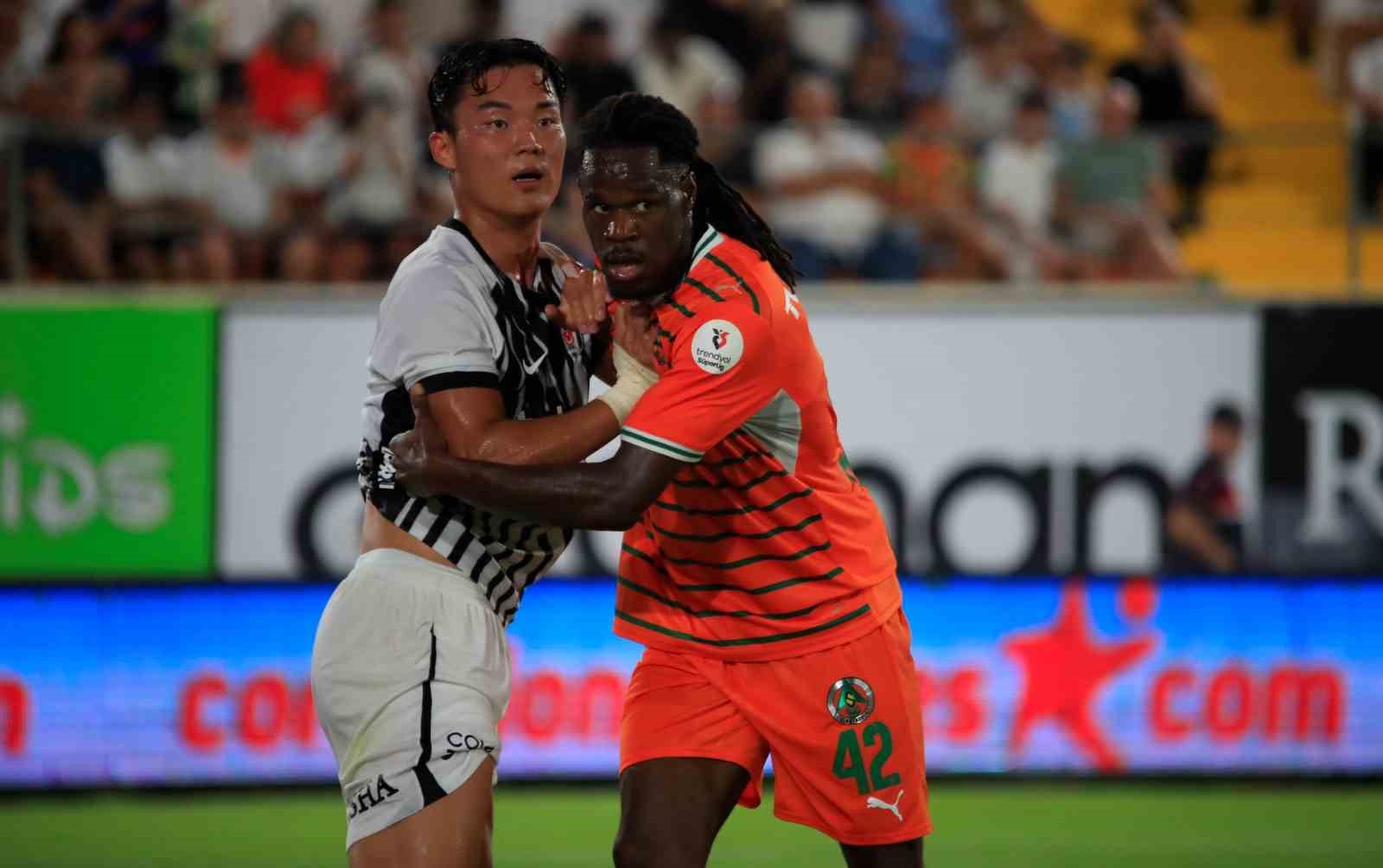 Trendyol Süper Lig: Corendon Alanyaspor: 0 - Beşiktaş: 0 (İlk yarı)