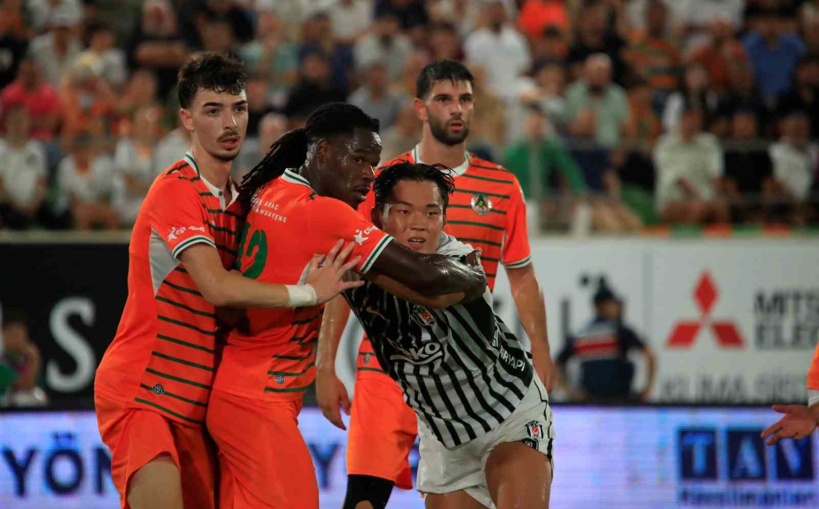 Trendyol Süper Lig: Corendon Alanyaspor: 0 - Beşiktaş: 0 (İlk yarı)