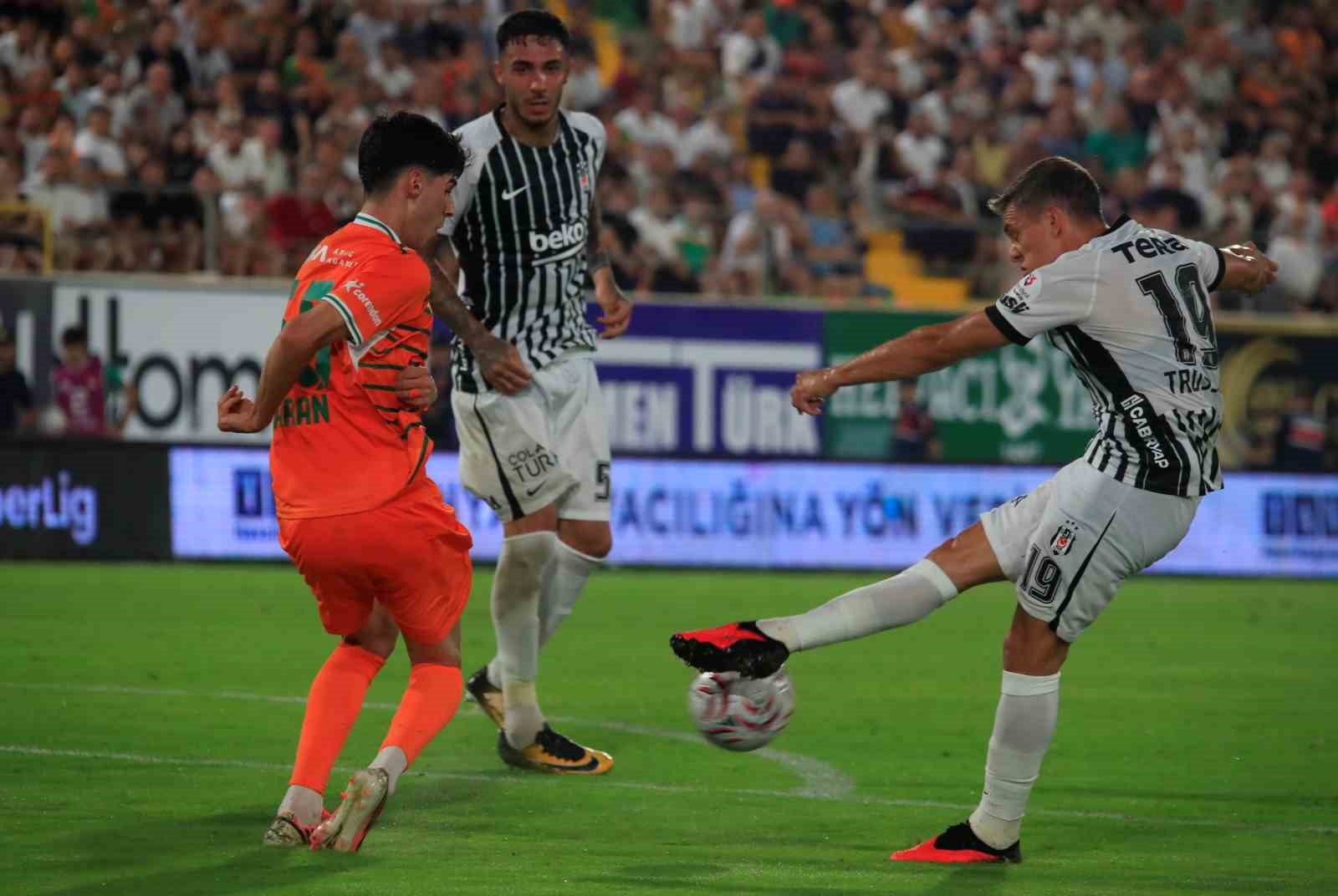 Trendyol Süper Lig: Corendon Alanyaspor: 0 - Beşiktaş: 0 (İlk yarı)
