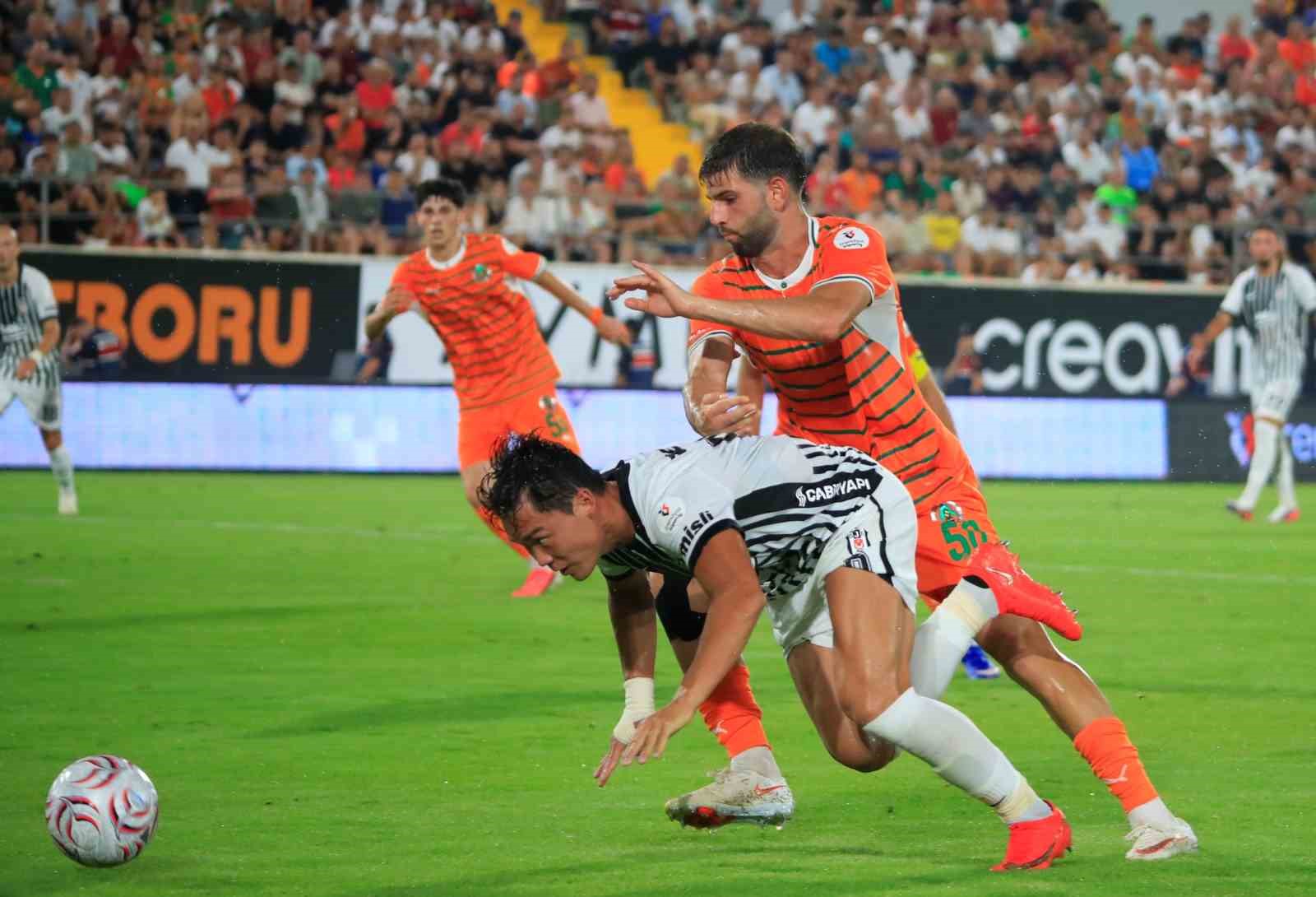 Trendyol Süper Lig: Corendon Alanyaspor: 0 - Beşiktaş: 0 (İlk yarı)