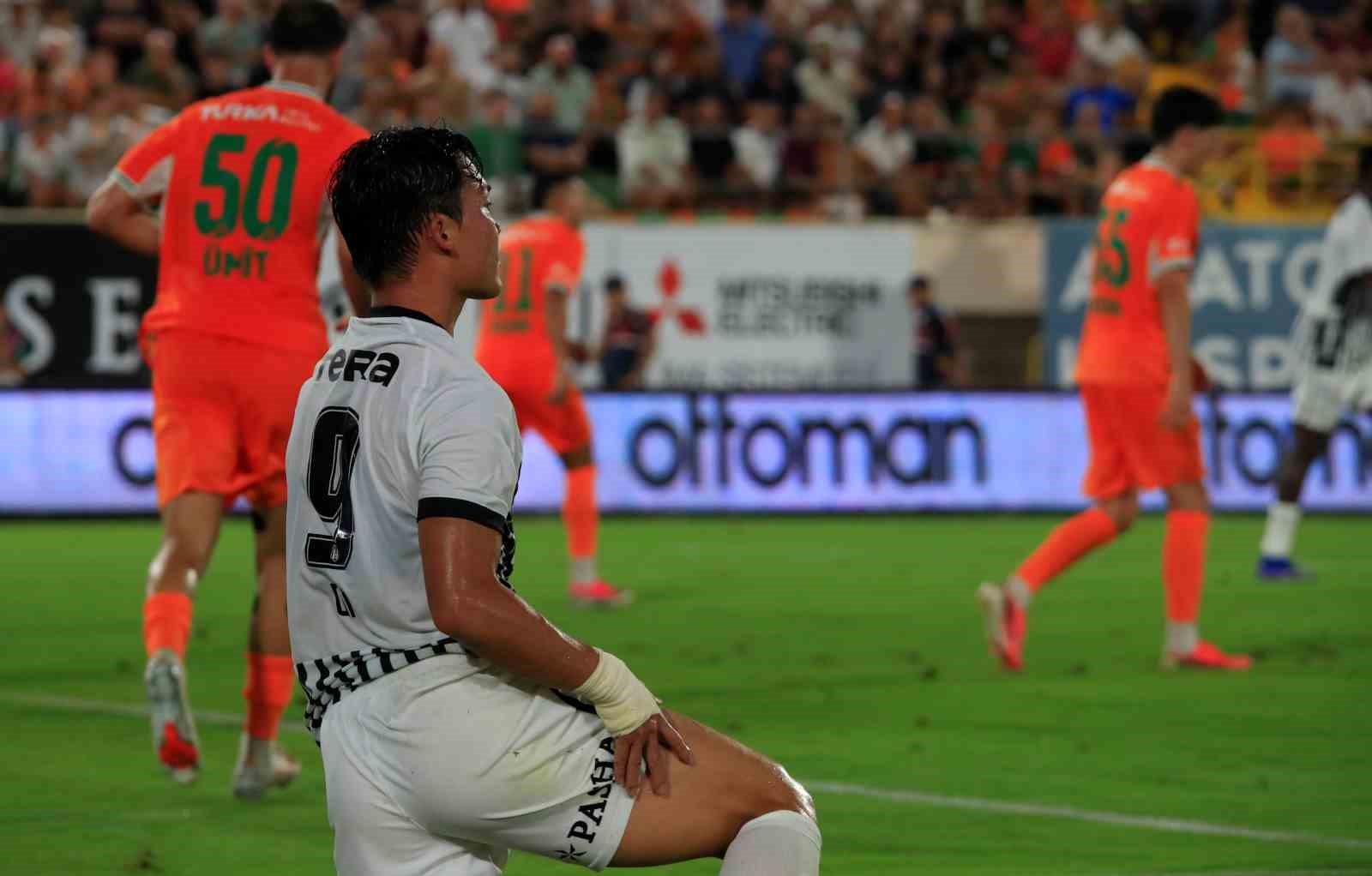 Trendyol Süper Lig: Corendon Alanyaspor: 0 - Beşiktaş: 0 (İlk yarı)