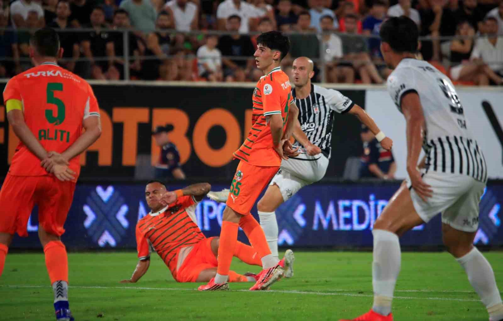 Trendyol Süper Lig: Corendon Alanyaspor: 0 - Beşiktaş: 0 (İlk yarı)