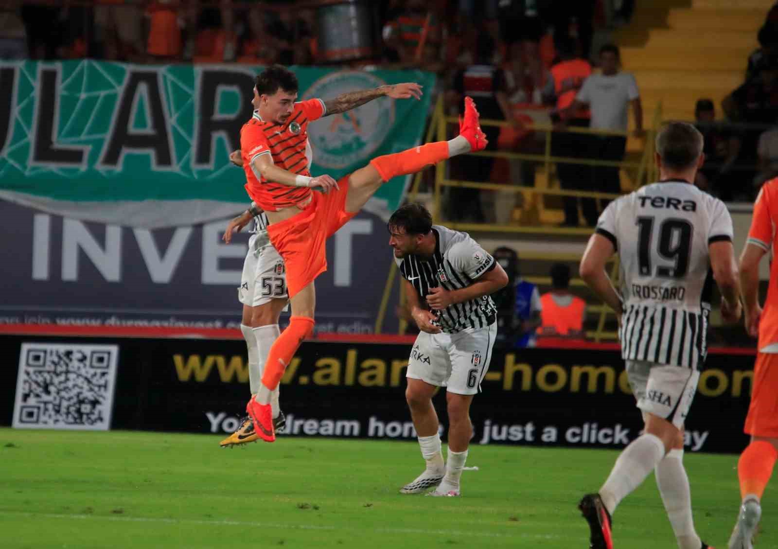 Trendyol Süper Lig: Corendon Alanyaspor: 0 - Beşiktaş: 0 (İlk yarı)
