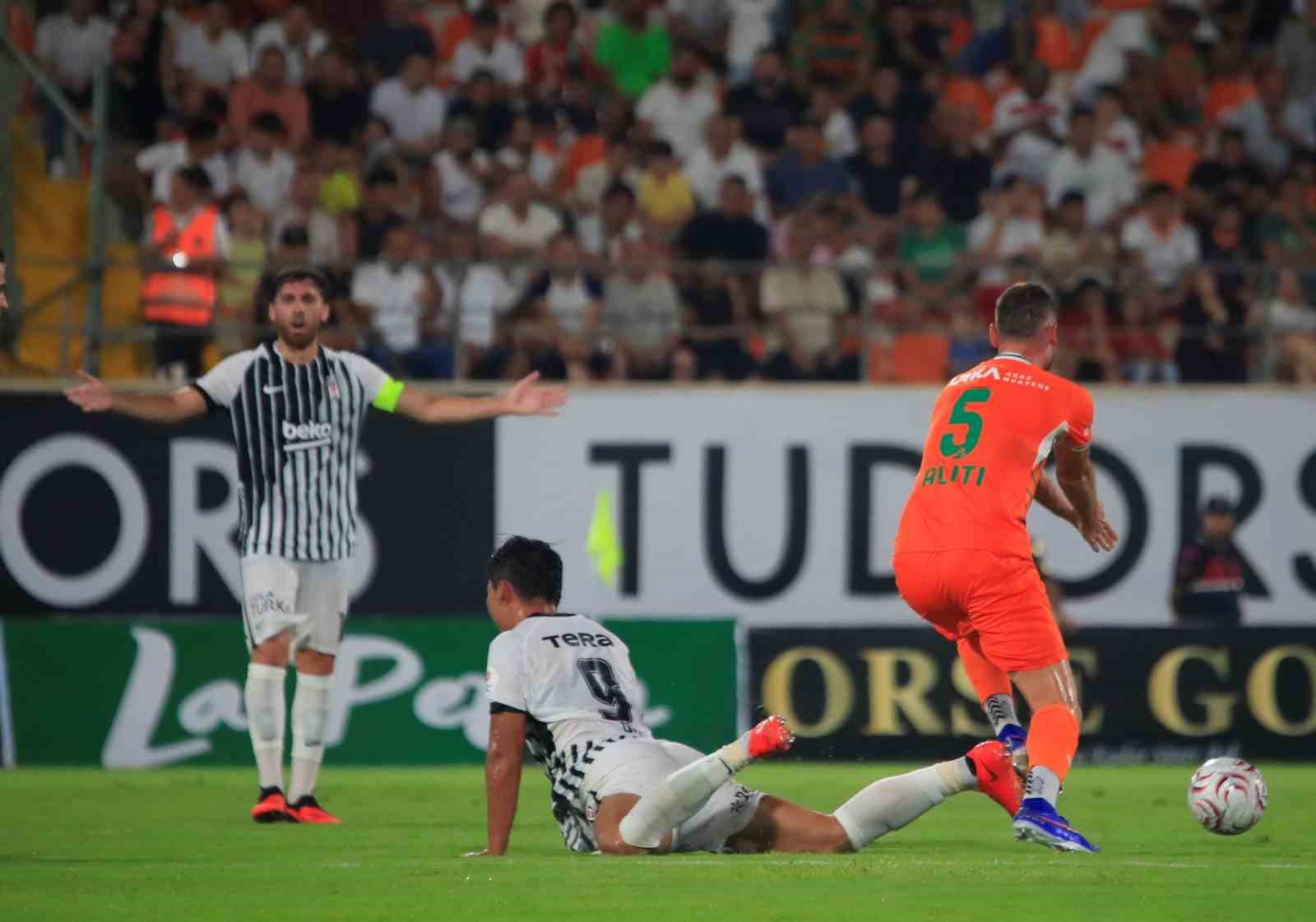Trendyol Süper Lig: Corendon Alanyaspor: 0 - Beşiktaş: 0 (İlk yarı)