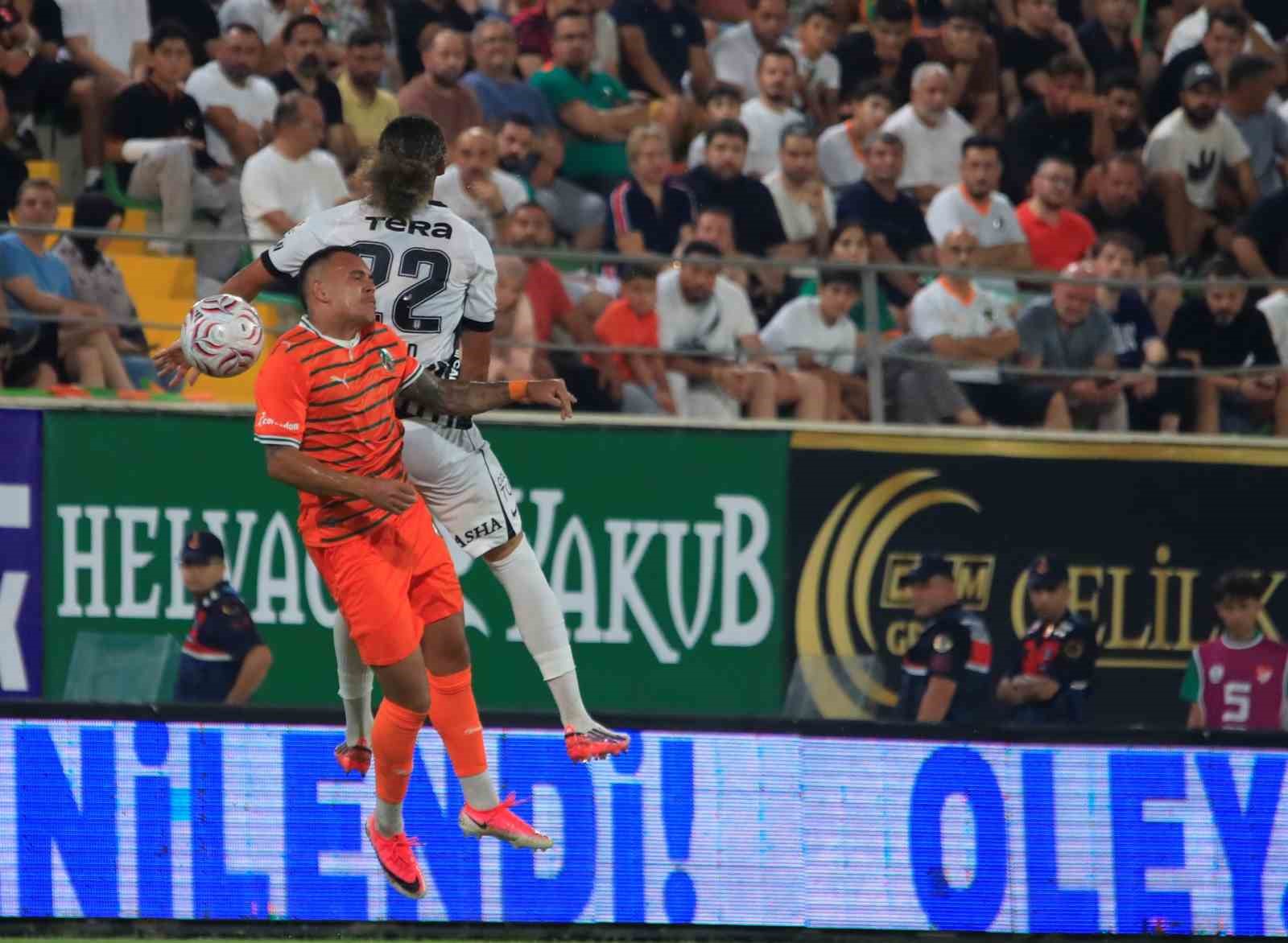 Trendyol Süper Lig: Corendon Alanyaspor: 0 - Beşiktaş: 0 (İlk yarı)