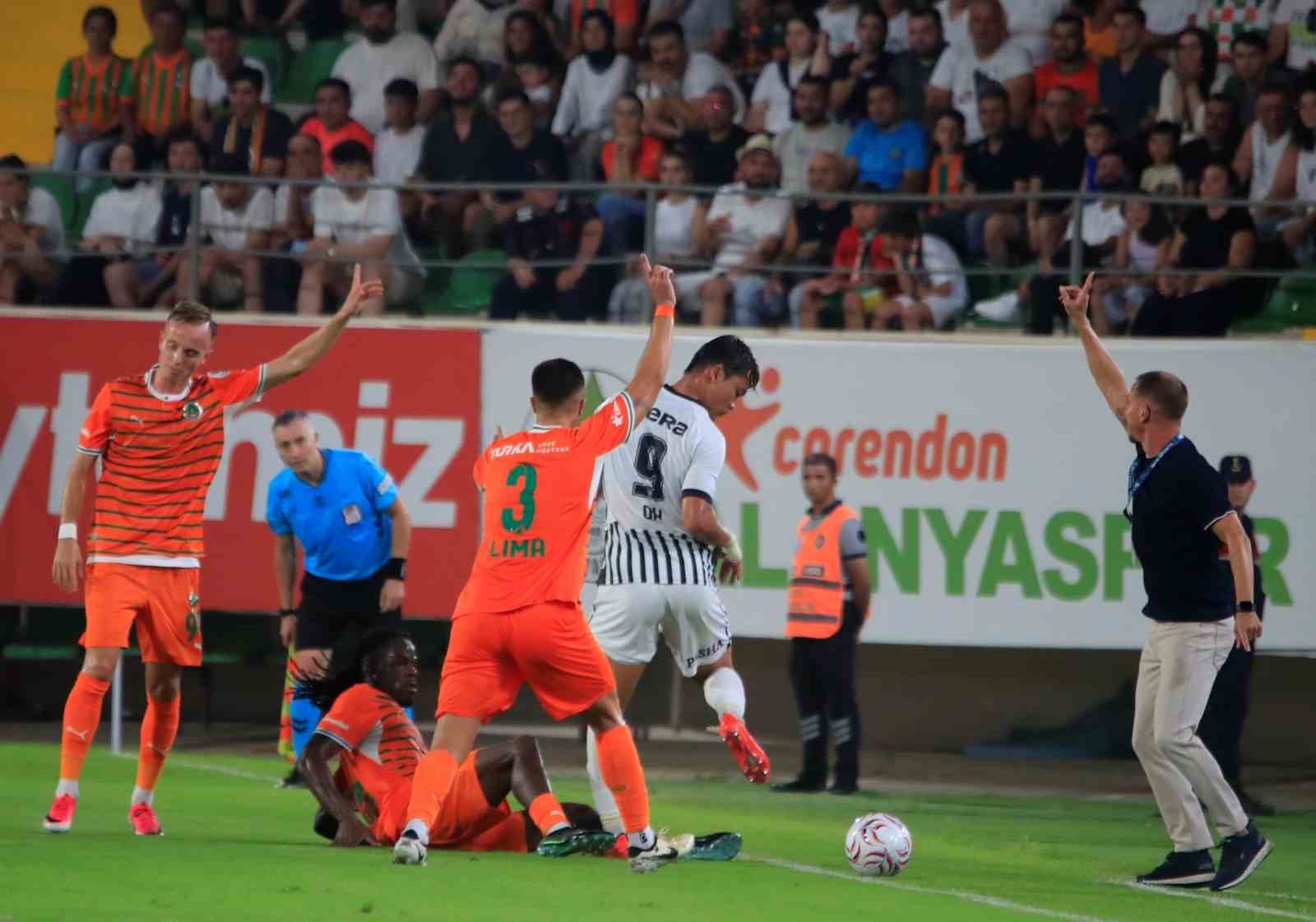 Trendyol Süper Lig: Corendon Alanyaspor: 0 - Beşiktaş: 0 (İlk yarı)