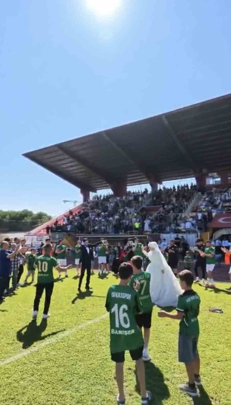 Final maçını gelinlik ve damatlıkla izlediler