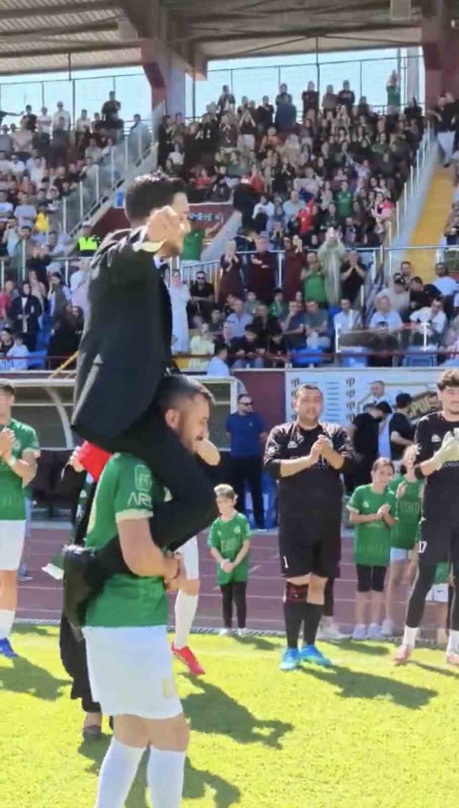 Final maçını gelinlik ve damatlıkla izlediler