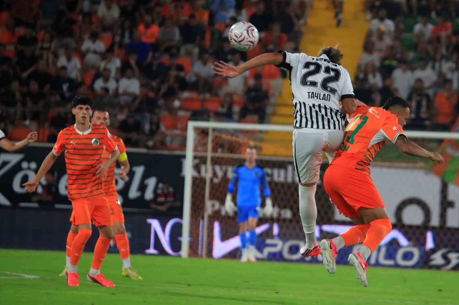 Trendyol Süper Lig: Corendon Alanyaspor: 1 - Beşiktaş: 0 (Maç sonucu)