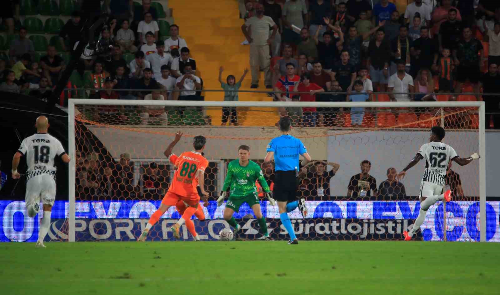 Trendyol Süper Lig: Corendon Alanyaspor: 1 - Beşiktaş: 0 (Maç sonucu)