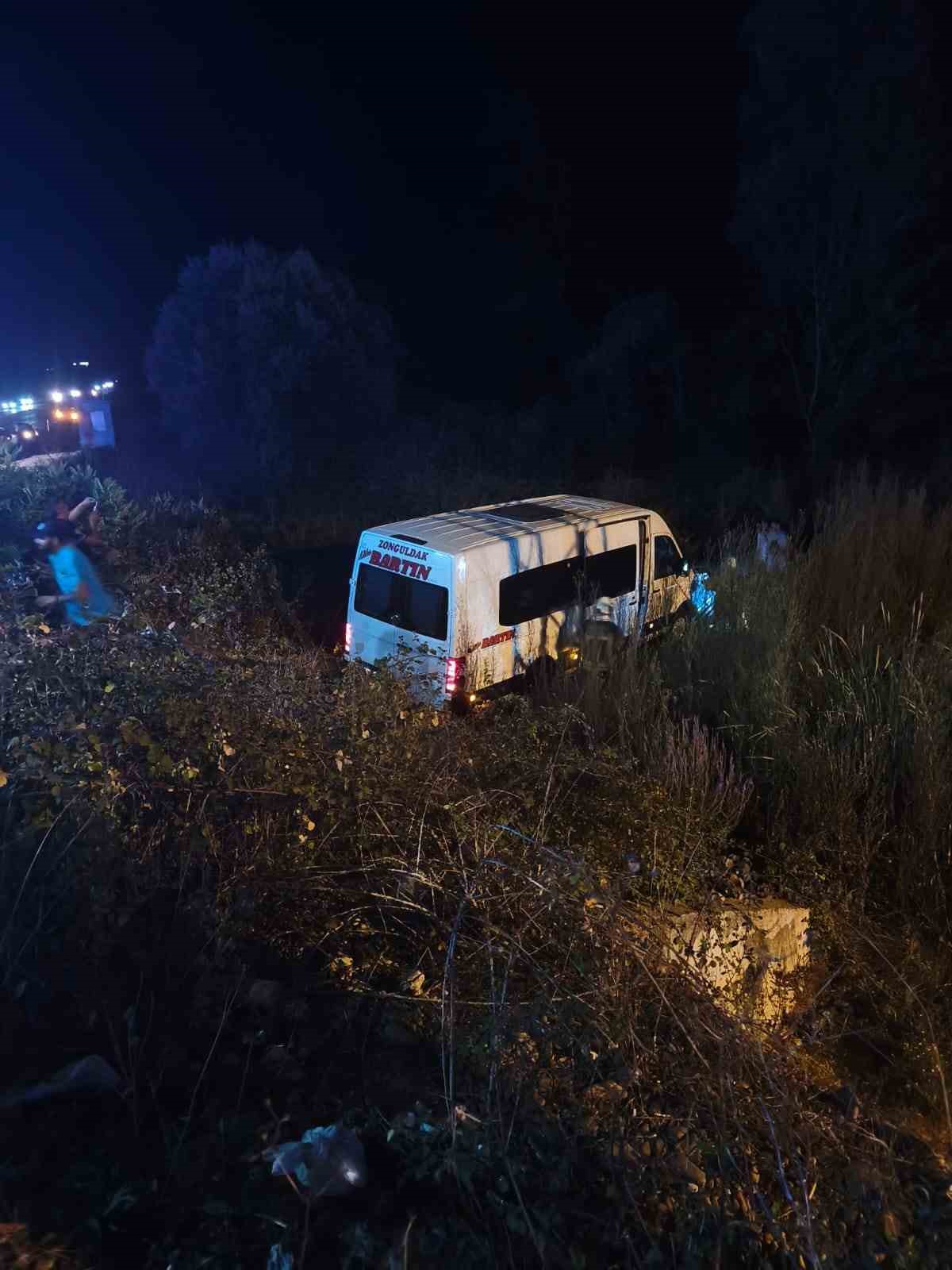 Yolcu minibüsü ile otomobil çarpıştı: 11 yaralı