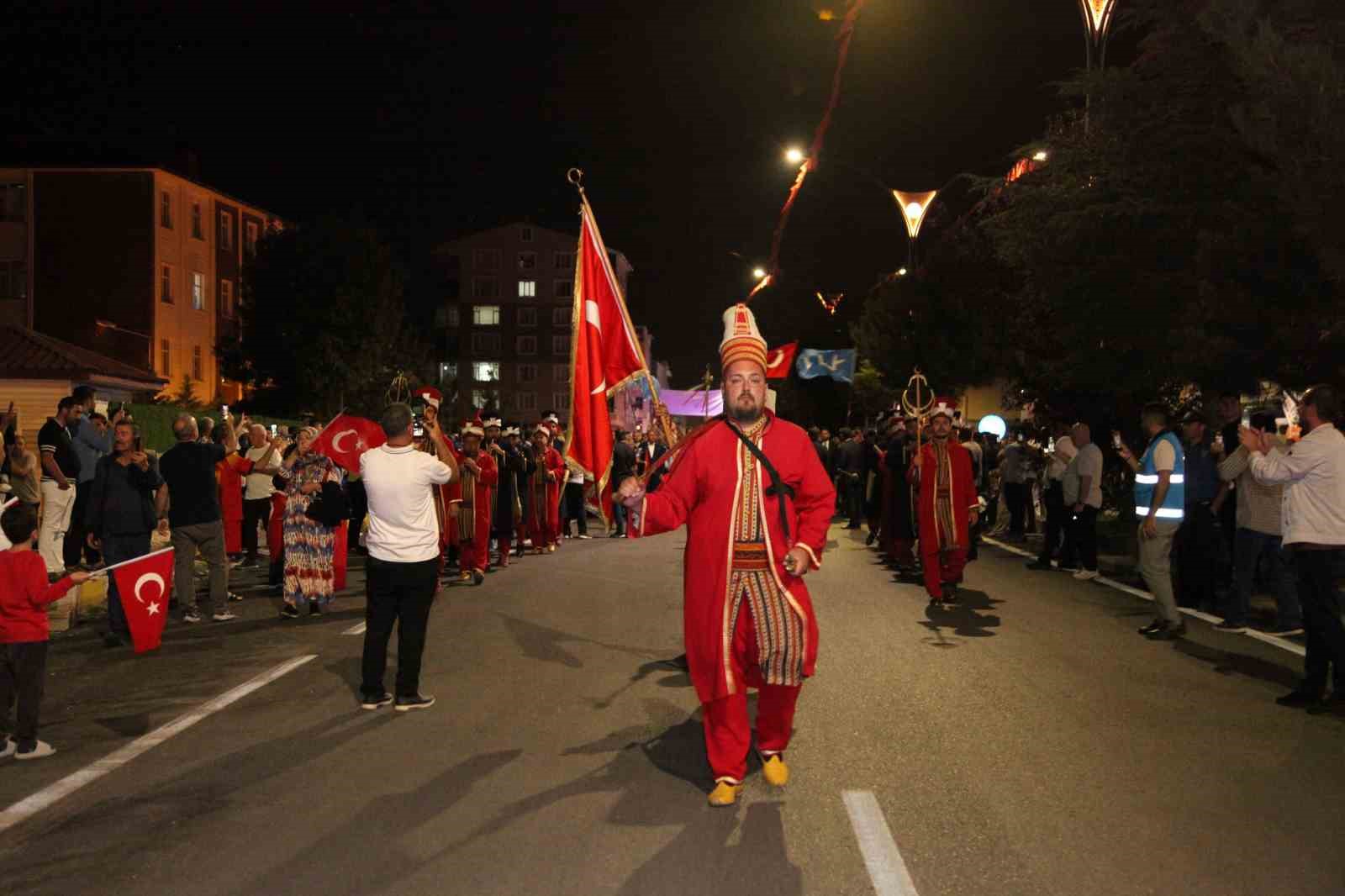 Ahlat’ta Malazgirt Zaferi’nin 955. yılı dolayısıyla fener alayı ve bayrak yürüyüşü yapıldı