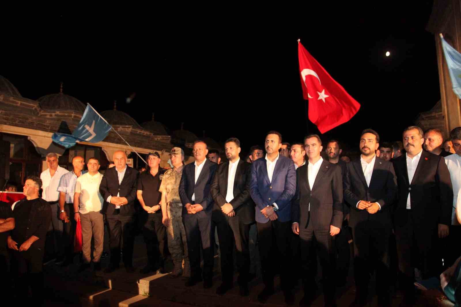 Ahlat’ta Malazgirt Zaferi’nin 955. yılı dolayısıyla fener alayı ve bayrak yürüyüşü yapıldı