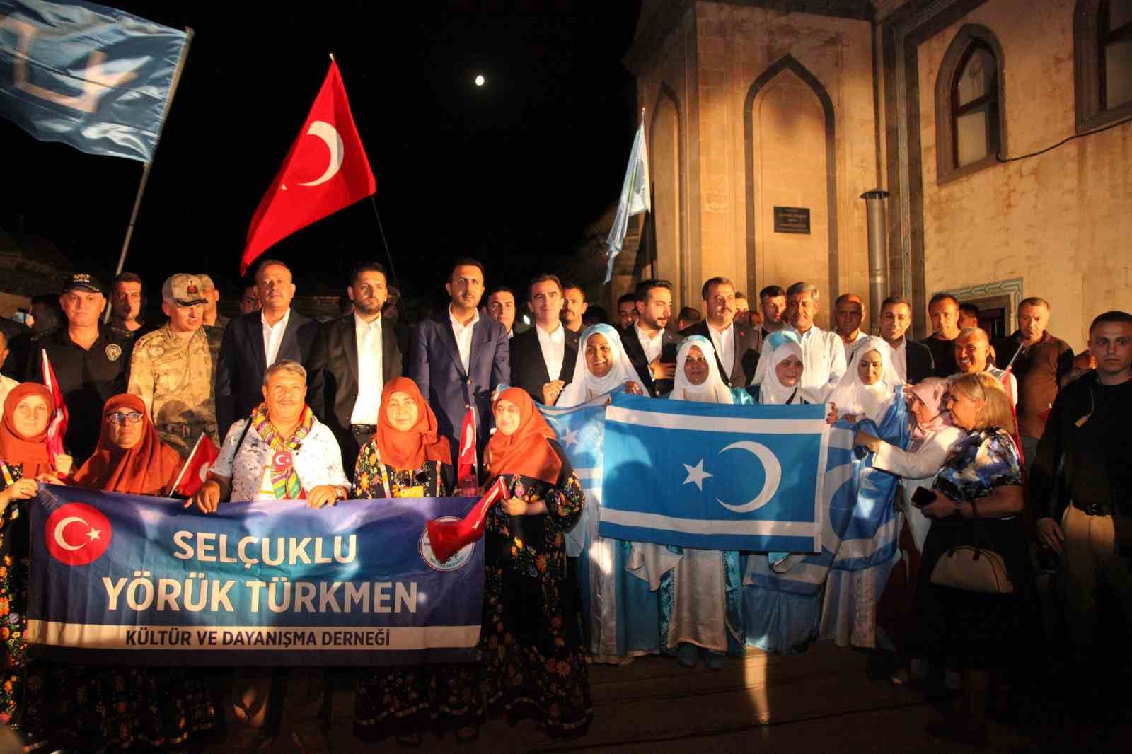 Ahlat’ta Malazgirt Zaferi’nin 955. yılı dolayısıyla fener alayı ve bayrak yürüyüşü yapıldı