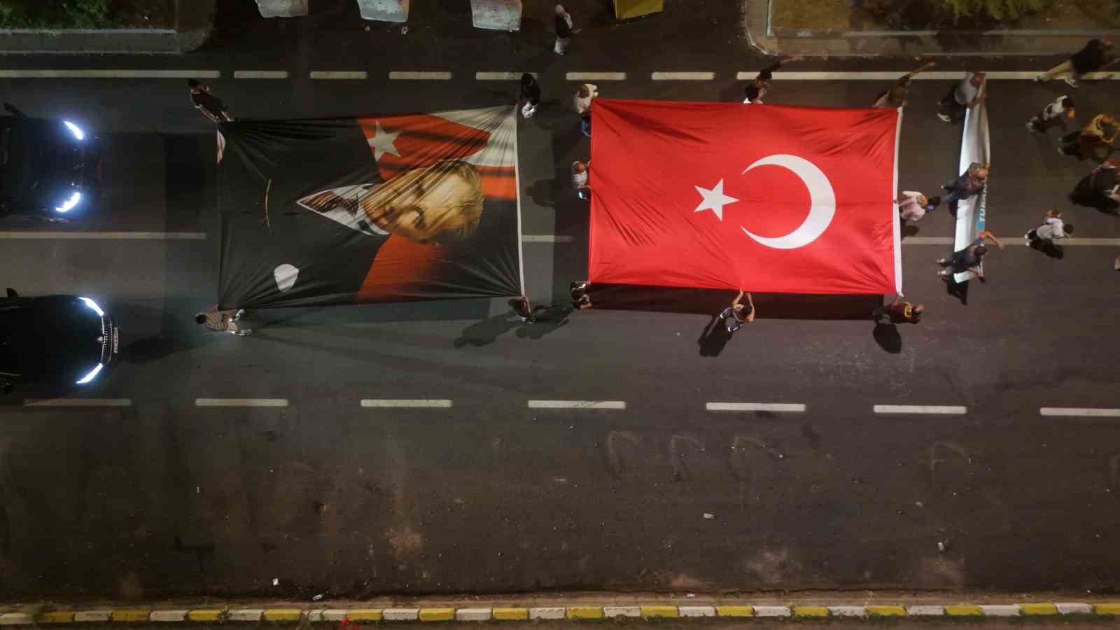 Ahlat’ta Malazgirt Zaferi’nin 955. yılı dolayısıyla fener alayı ve bayrak yürüyüşü yapıldı