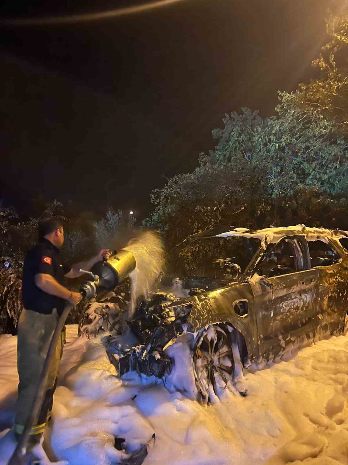 Erdek’te otomobil yangını paniğe neden oldu