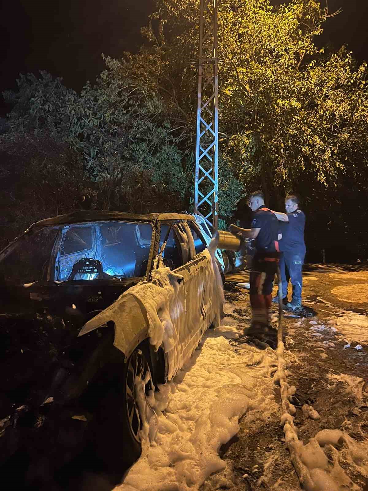 Erdek’te otomobil yangını paniğe neden oldu