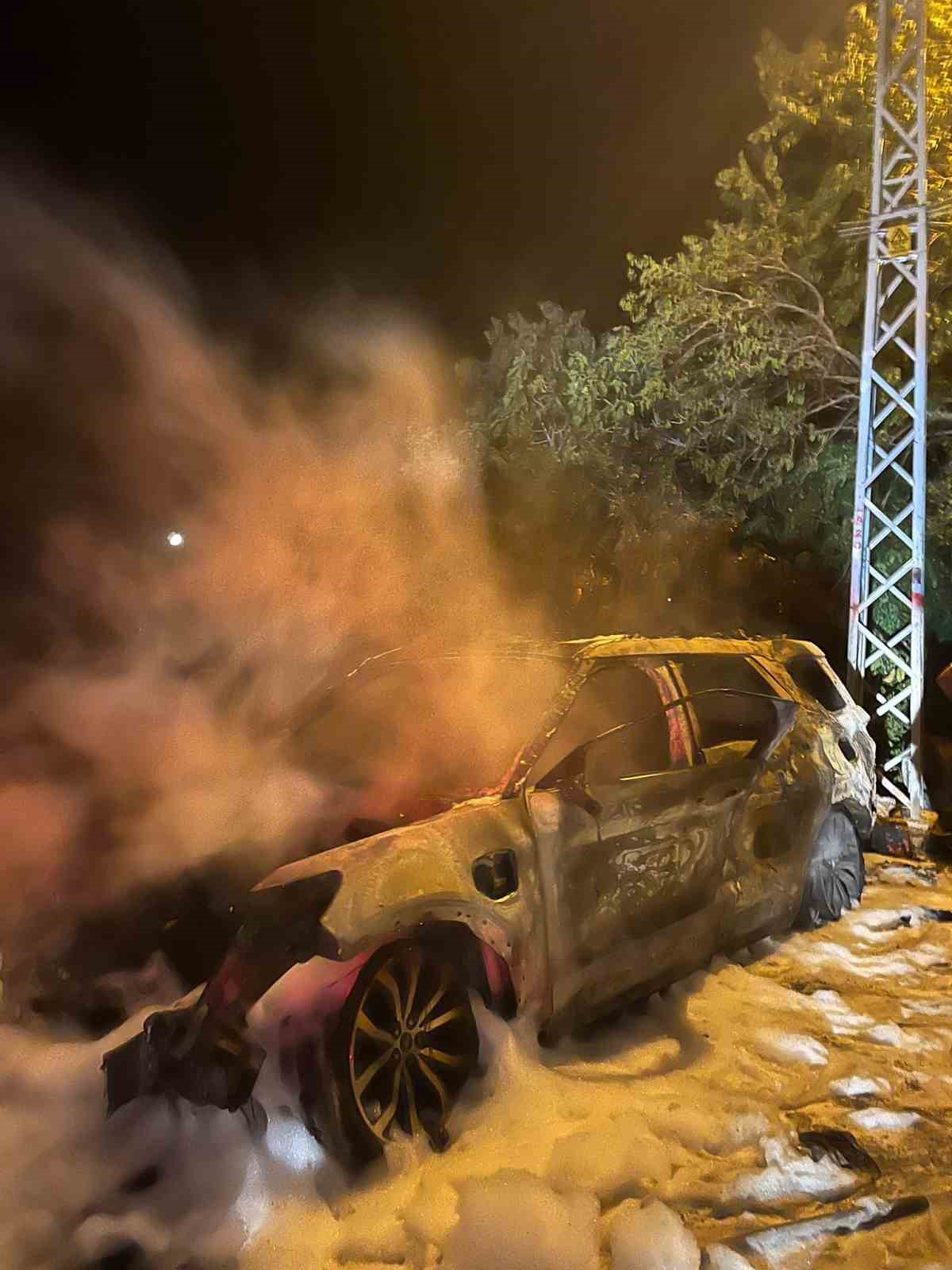 Erdek’te otomobil yangını paniğe neden oldu