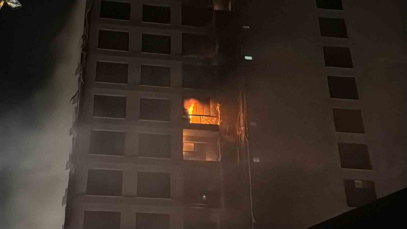 Diyarbakır’da 12 katlı plazada yangın: 1 kişi mahsur kaldı, 8 kişi dumandan etkilendi