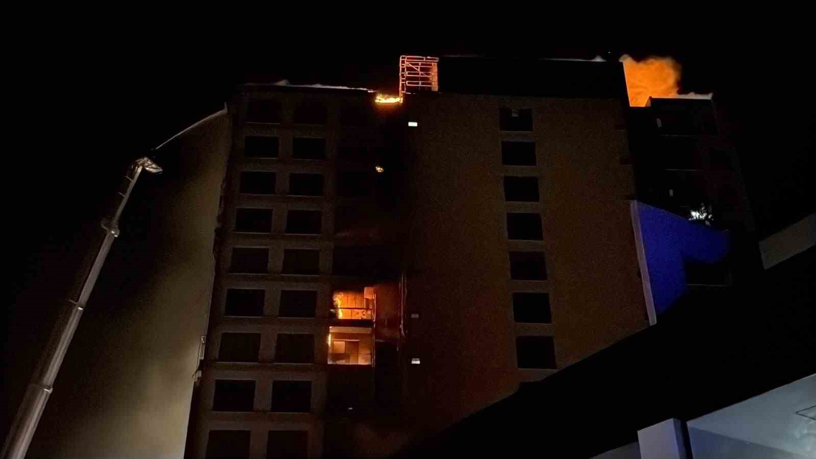 Diyarbakır’da 12 katlı plazada yangın: 1 kişi mahsur kaldı, 8 kişi dumandan etkilendi