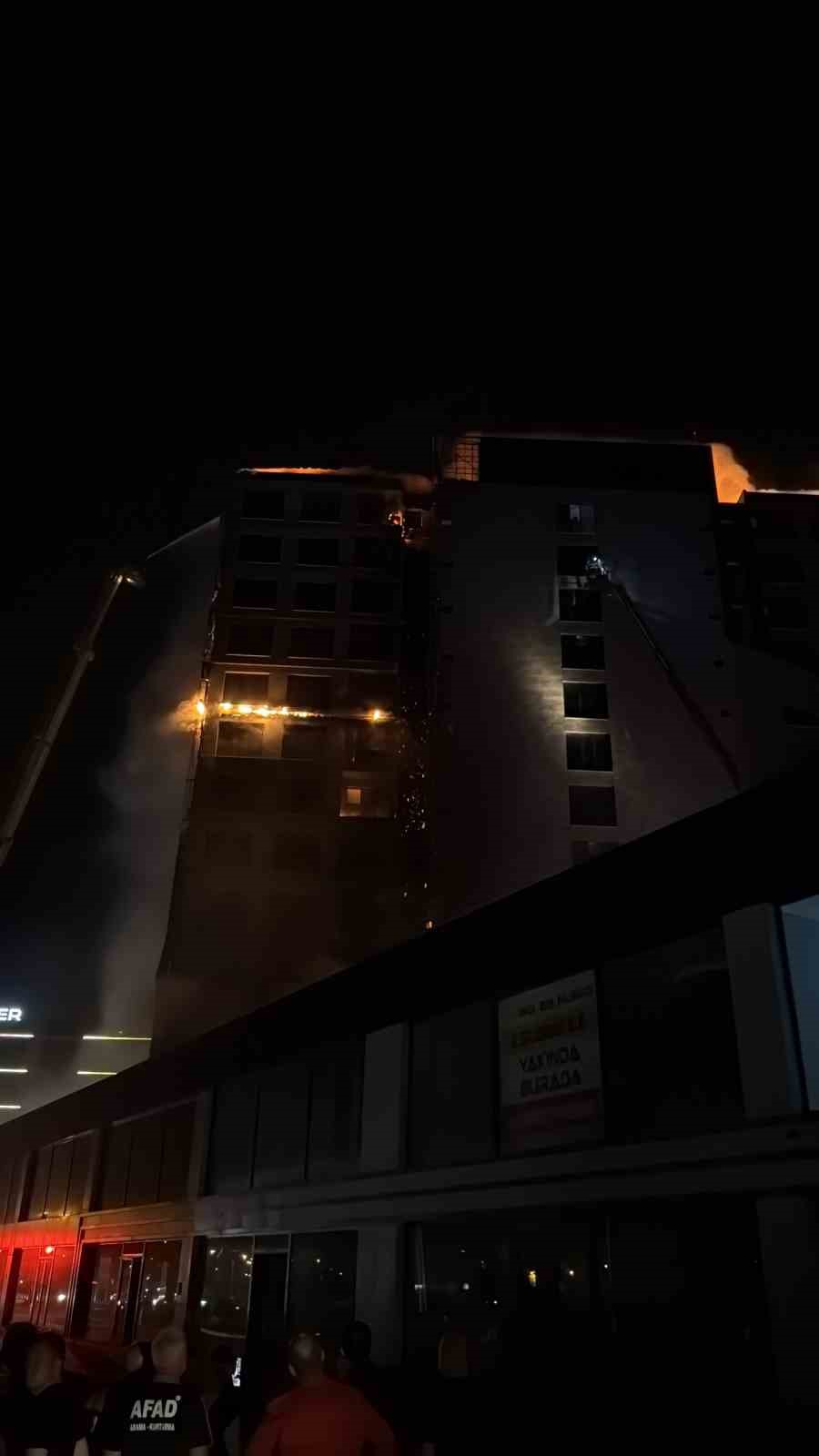Diyarbakır’da 12 katlı plazada yangın: 1 kişi mahsur kaldı, 8 kişi dumandan etkilendi