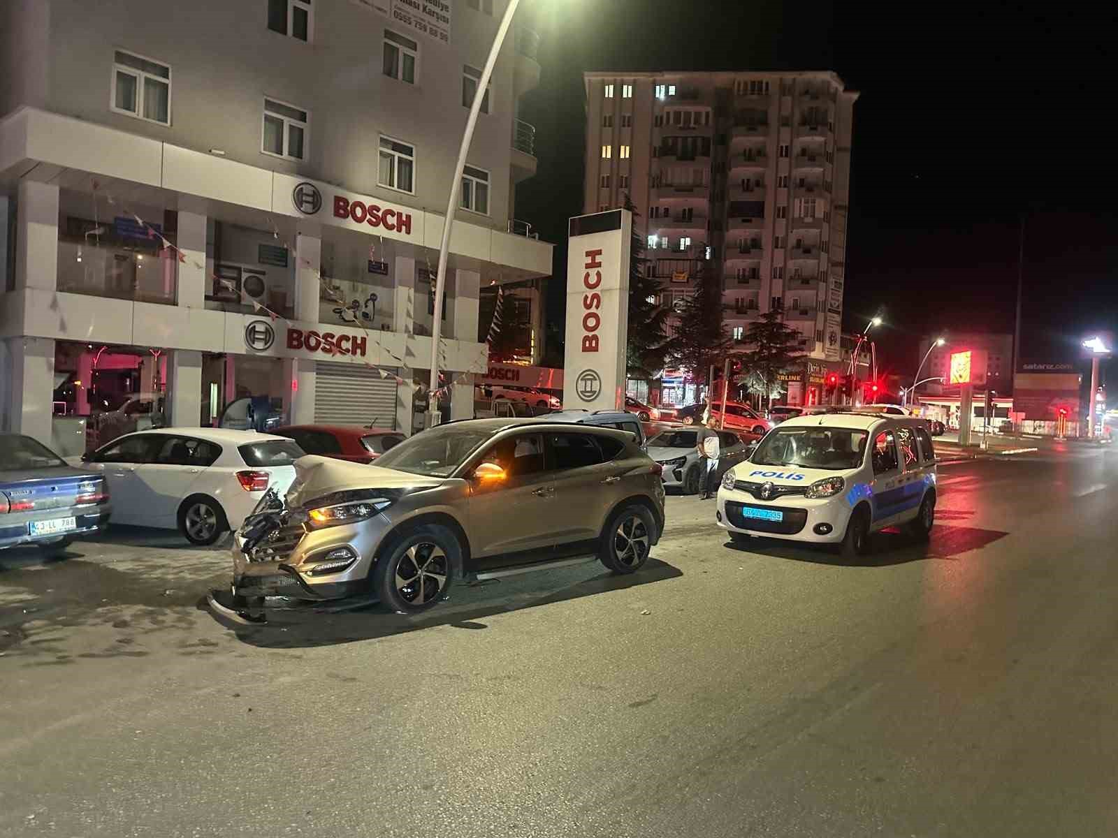 Uşak’ta iki otomobil çarpıştı: 2’si çocuk, 6 yaralı