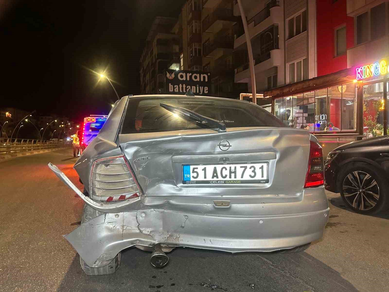 Uşak’ta iki otomobil çarpıştı: 2’si çocuk, 6 yaralı