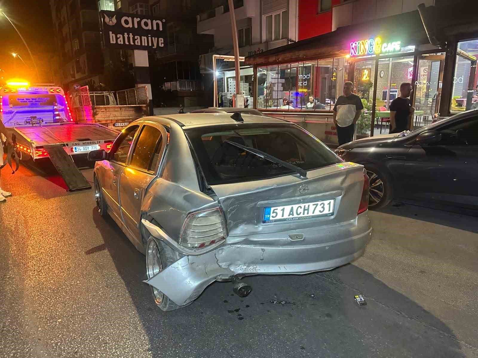 Uşak’ta iki otomobil çarpıştı: 2’si çocuk, 6 yaralı