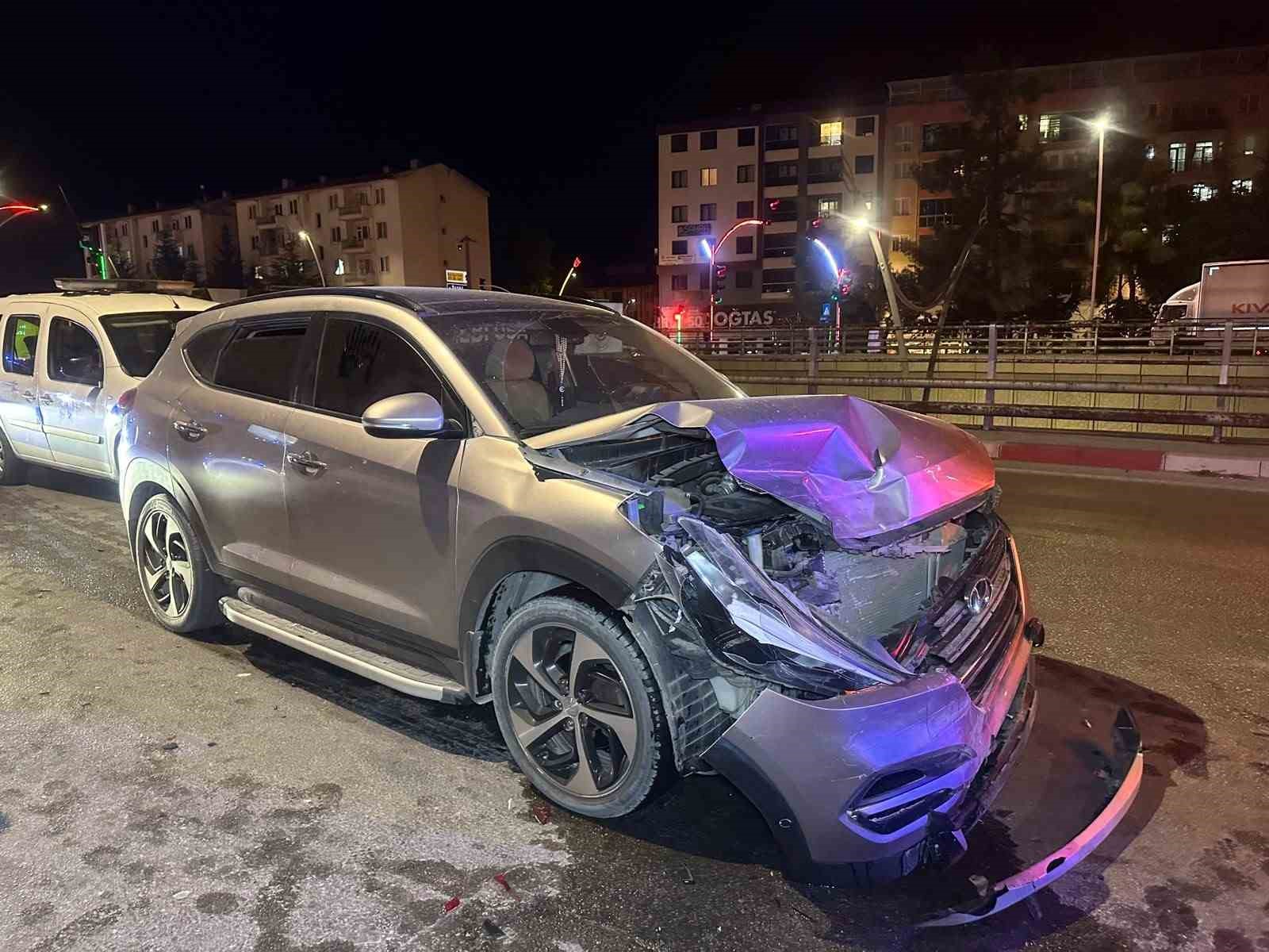 Uşak’ta iki otomobil çarpıştı: 2’si çocuk, 6 yaralı