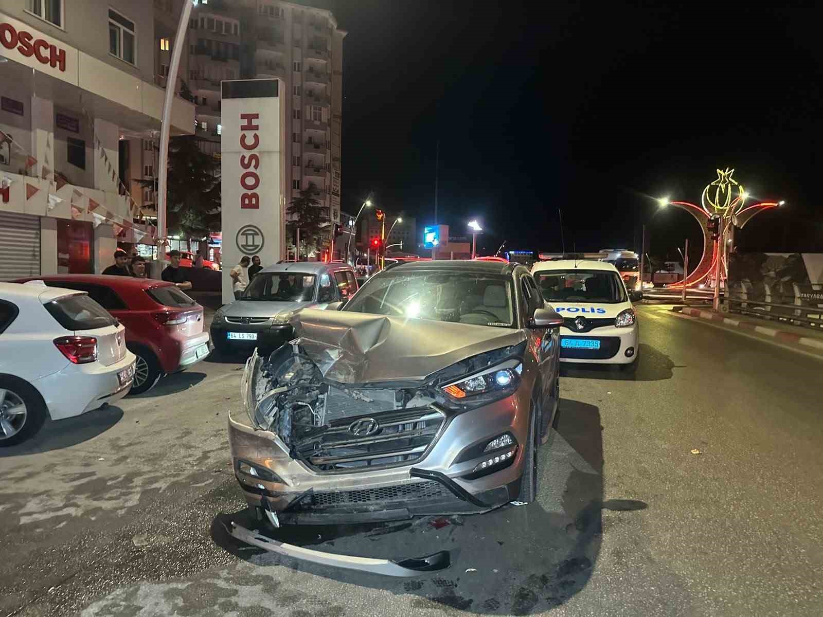 Uşak’ta iki otomobil çarpıştı: 2’si çocuk, 6 yaralı