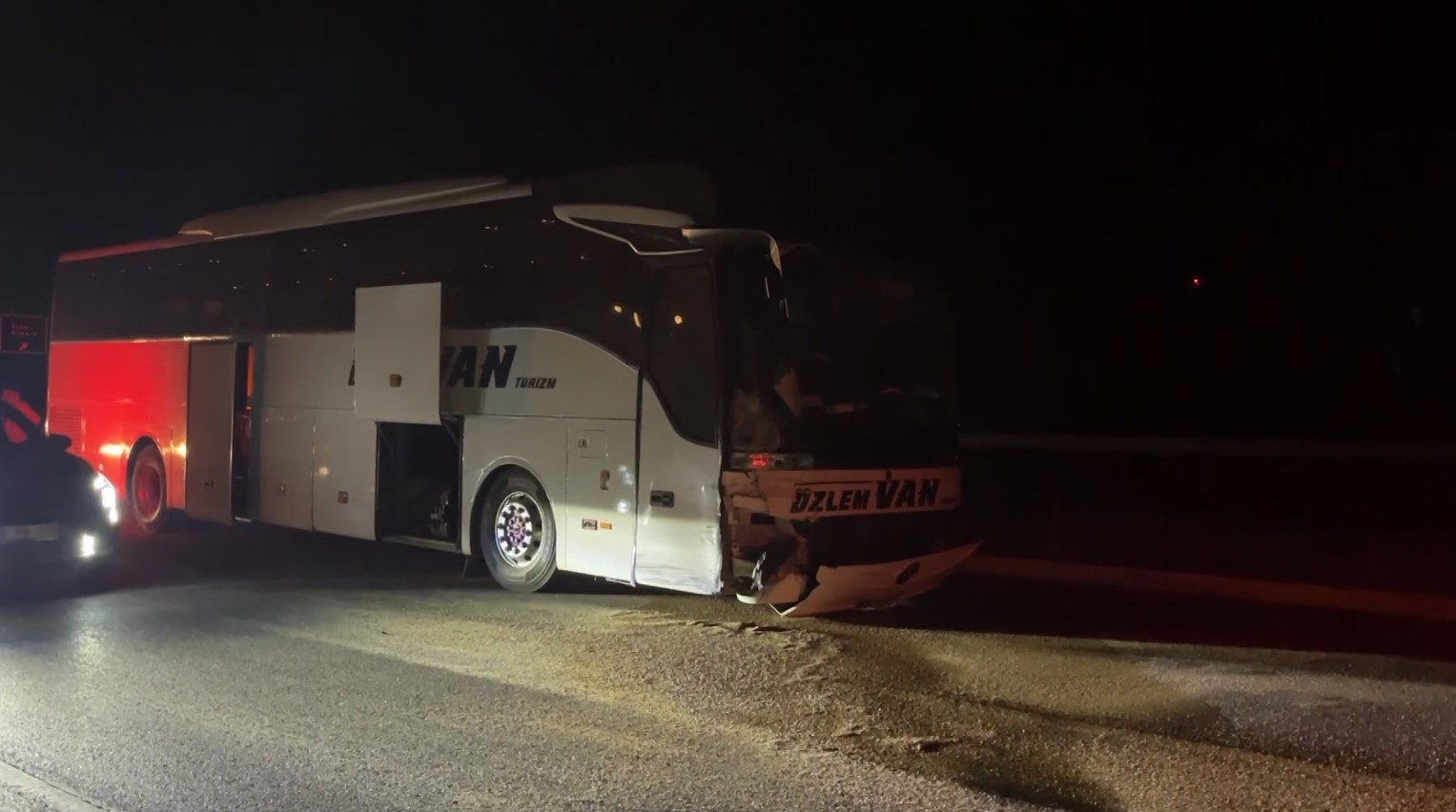 Sivas’ta yolcu otobüsü otomobil ile çarpıştı: 2 yaralı