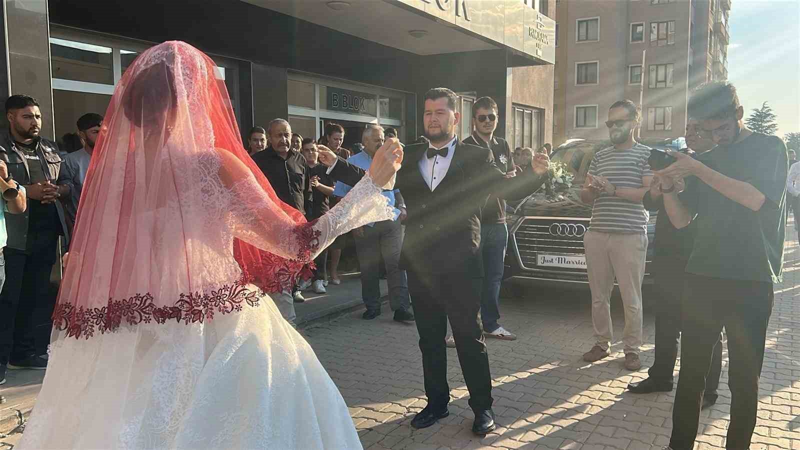 Yozgat Valisi’nin makam aracı şehit oğluna gelin arabası oldu