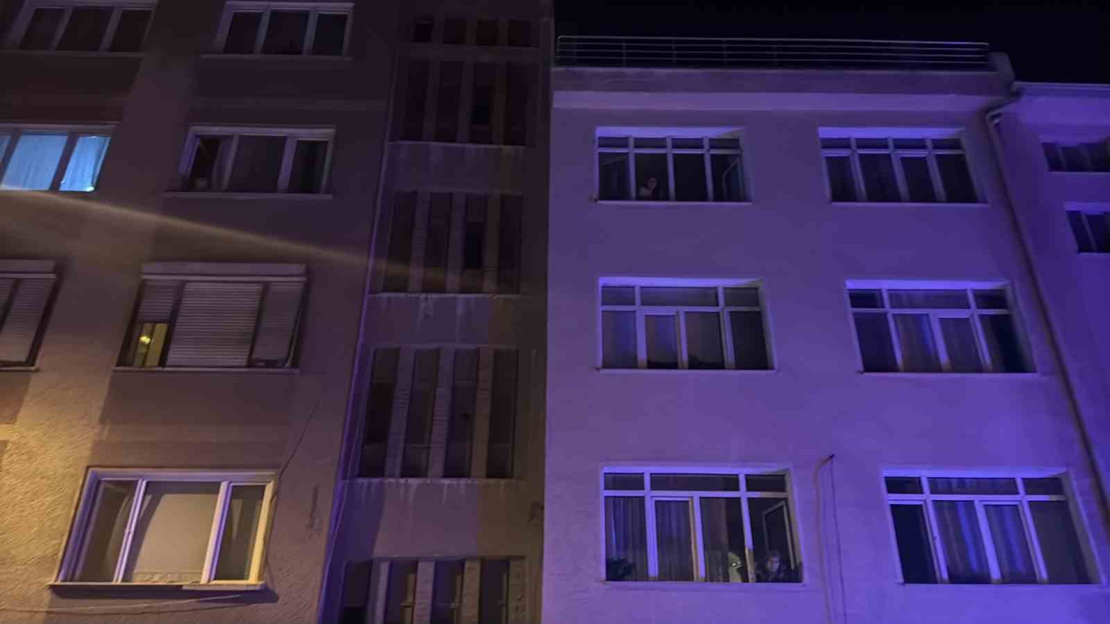 Çatıdan çatıya dolaştı, polisi saatlerce uğraştırdı