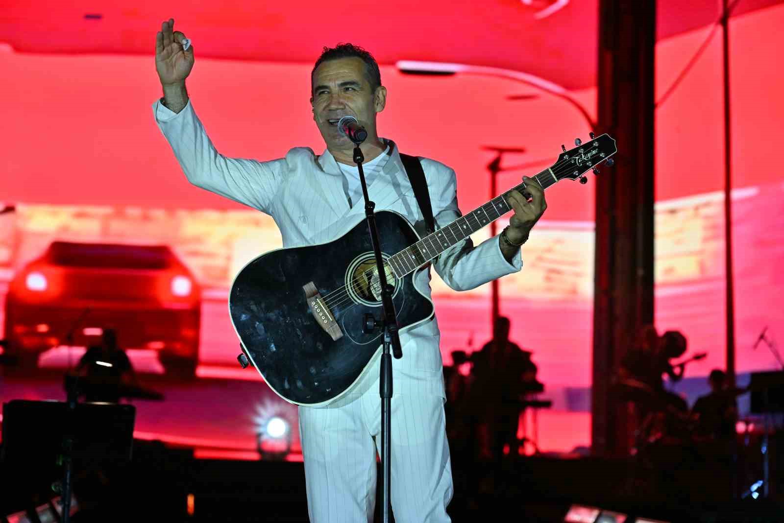 Ferhat Göçer, Ordululara müzik şöleni yaşattı