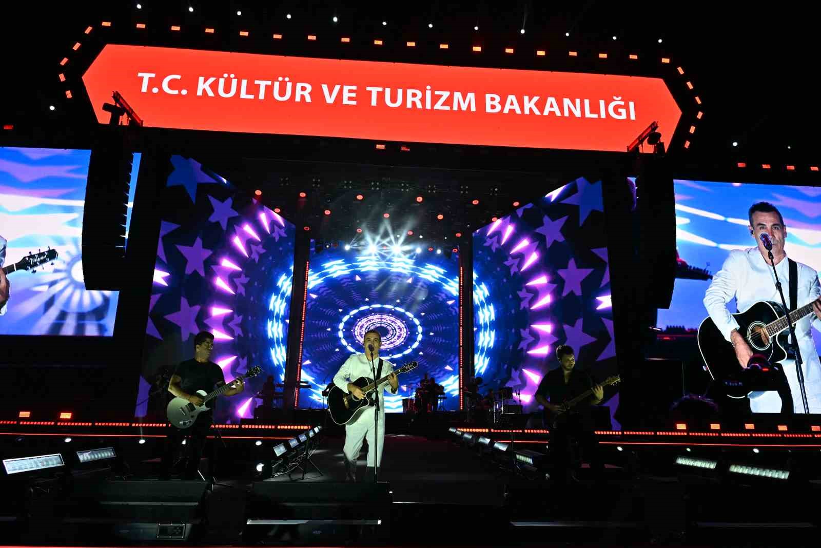 Ferhat Göçer, Ordululara müzik şöleni yaşattı