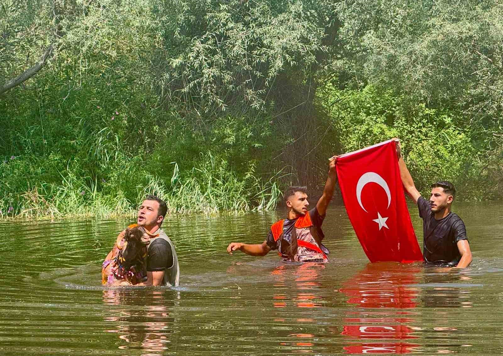 8 asırlık geleneğin şampiyon ödülünü hasta çocuğa bağışladı