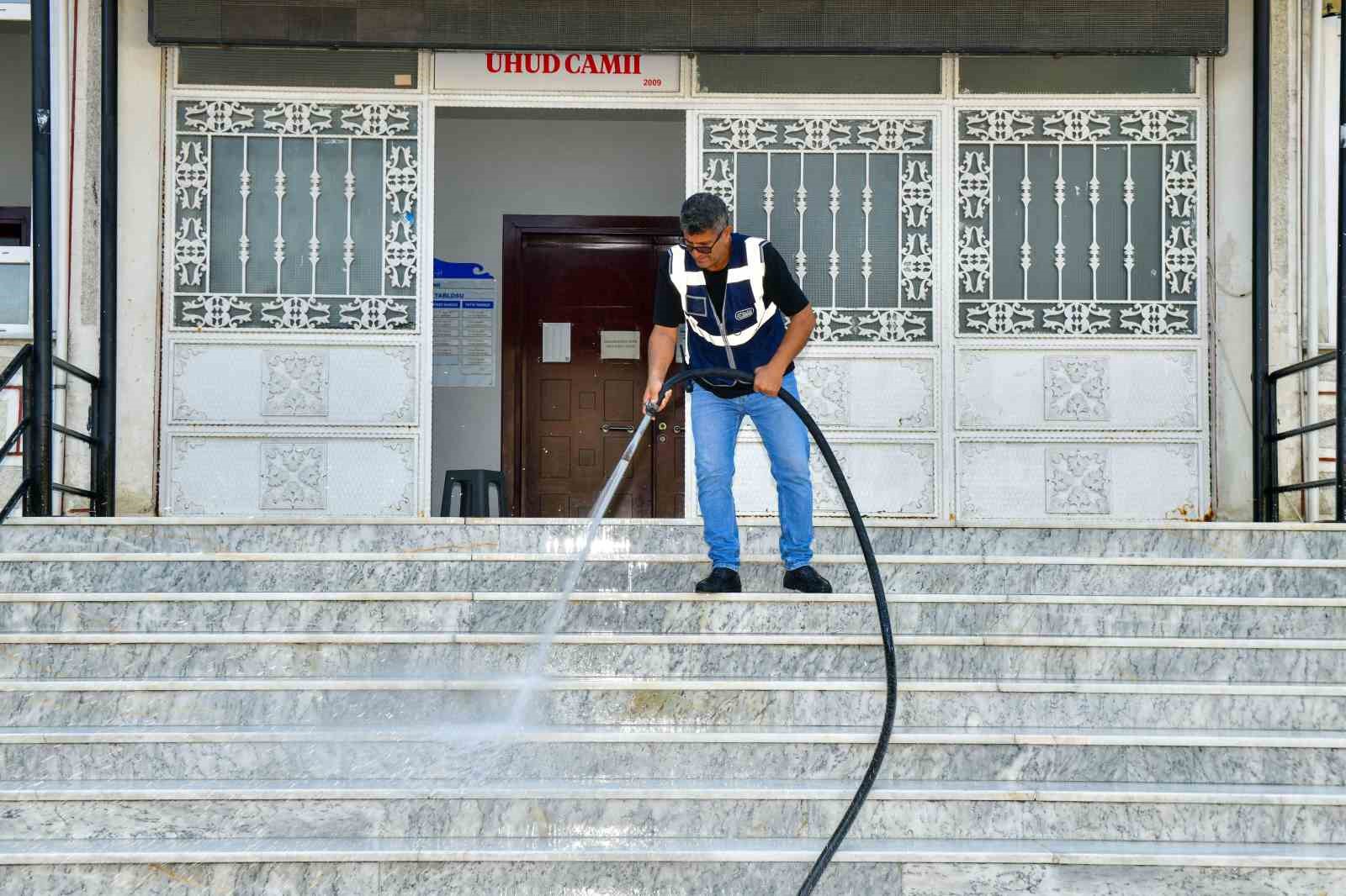 Esenyurt’ta Mevlit Kandili öncesi camiler ve mezarlıklar temizlendi