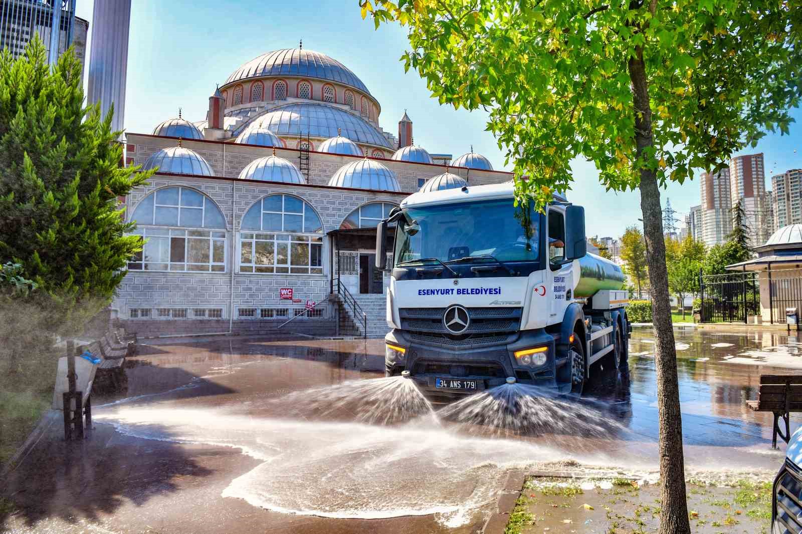 Esenyurt’ta Mevlit Kandili öncesi camiler ve mezarlıklar temizlendi