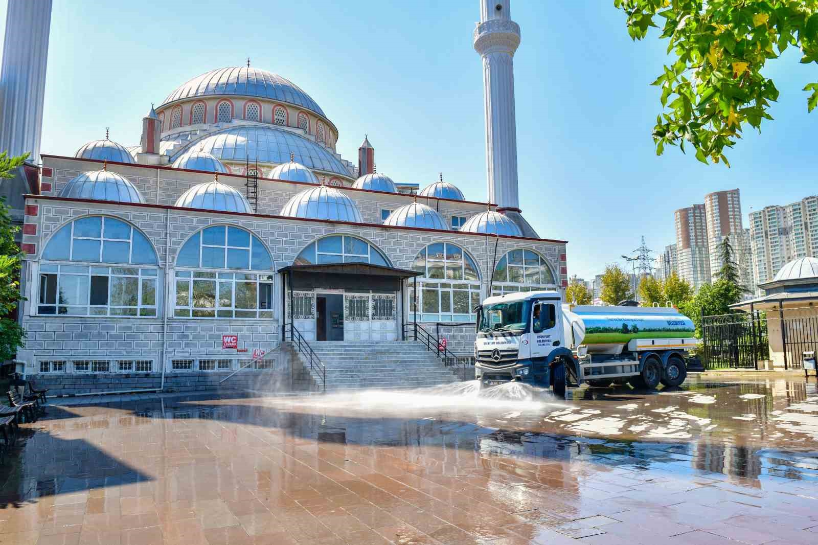 Esenyurt’ta Mevlit Kandili öncesi camiler ve mezarlıklar temizlendi