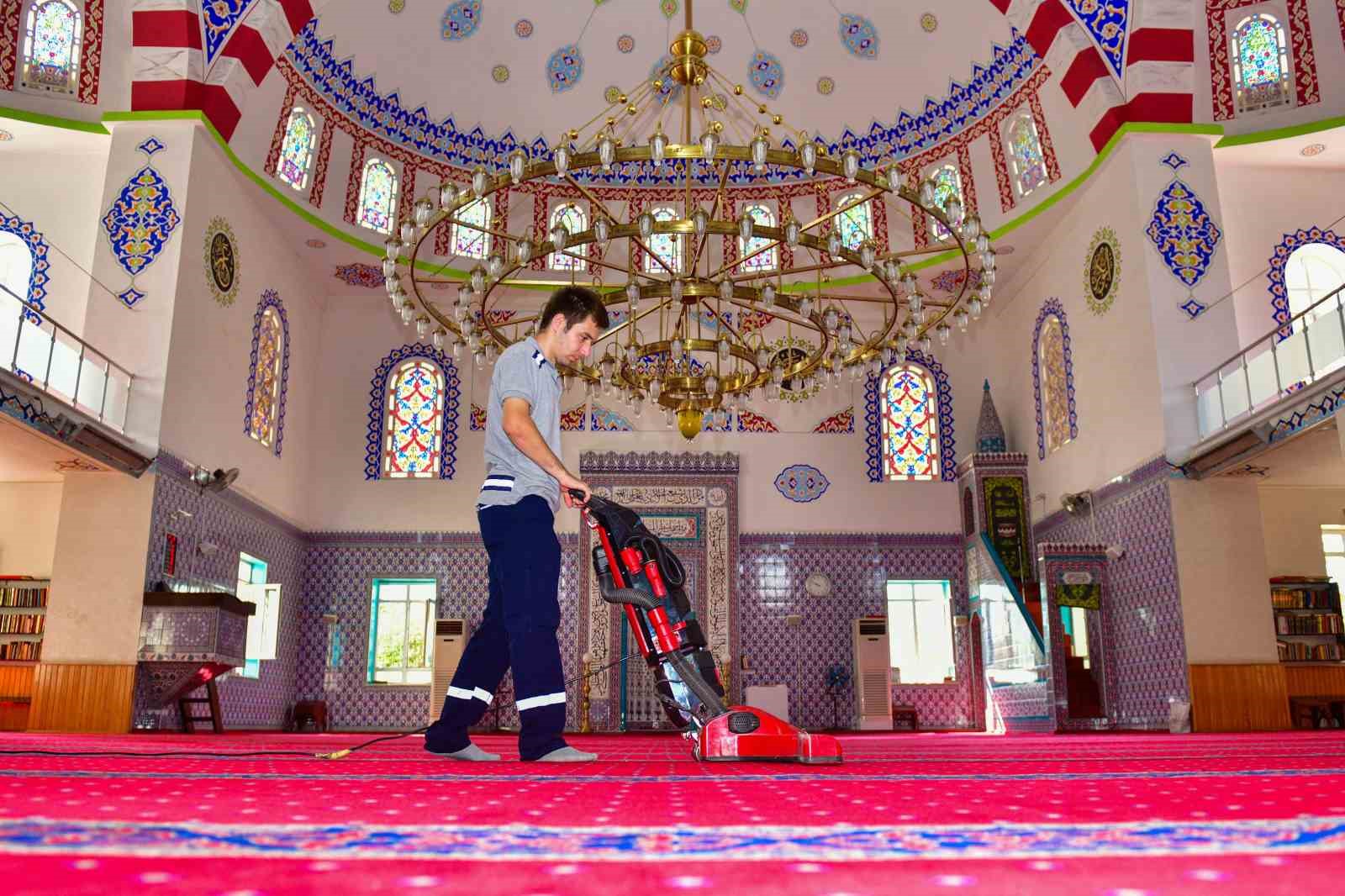 Esenyurt’ta Mevlit Kandili öncesi camiler ve mezarlıklar temizlendi