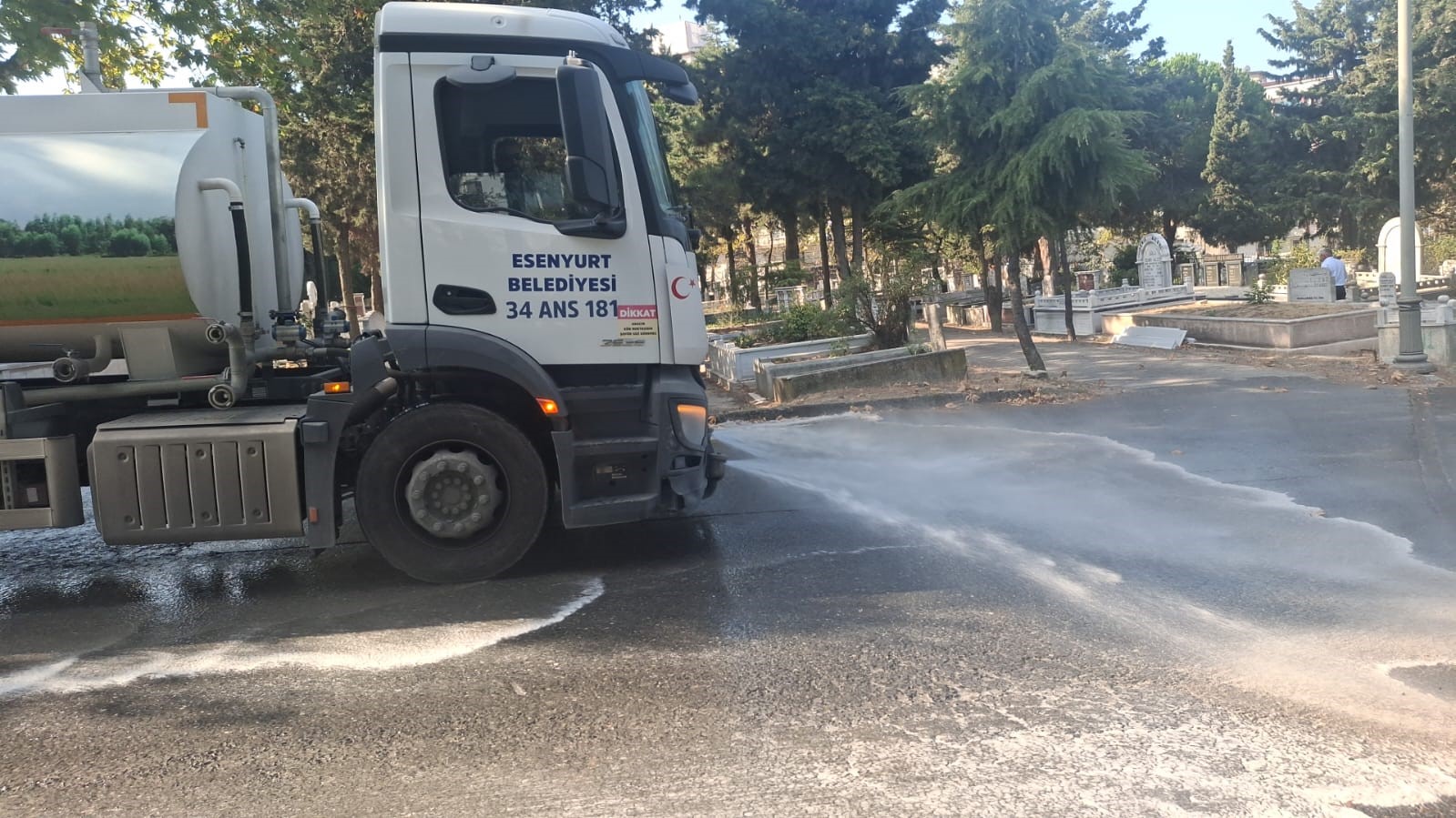 Esenyurt’ta Mevlit Kandili öncesi camiler ve mezarlıklar temizlendi